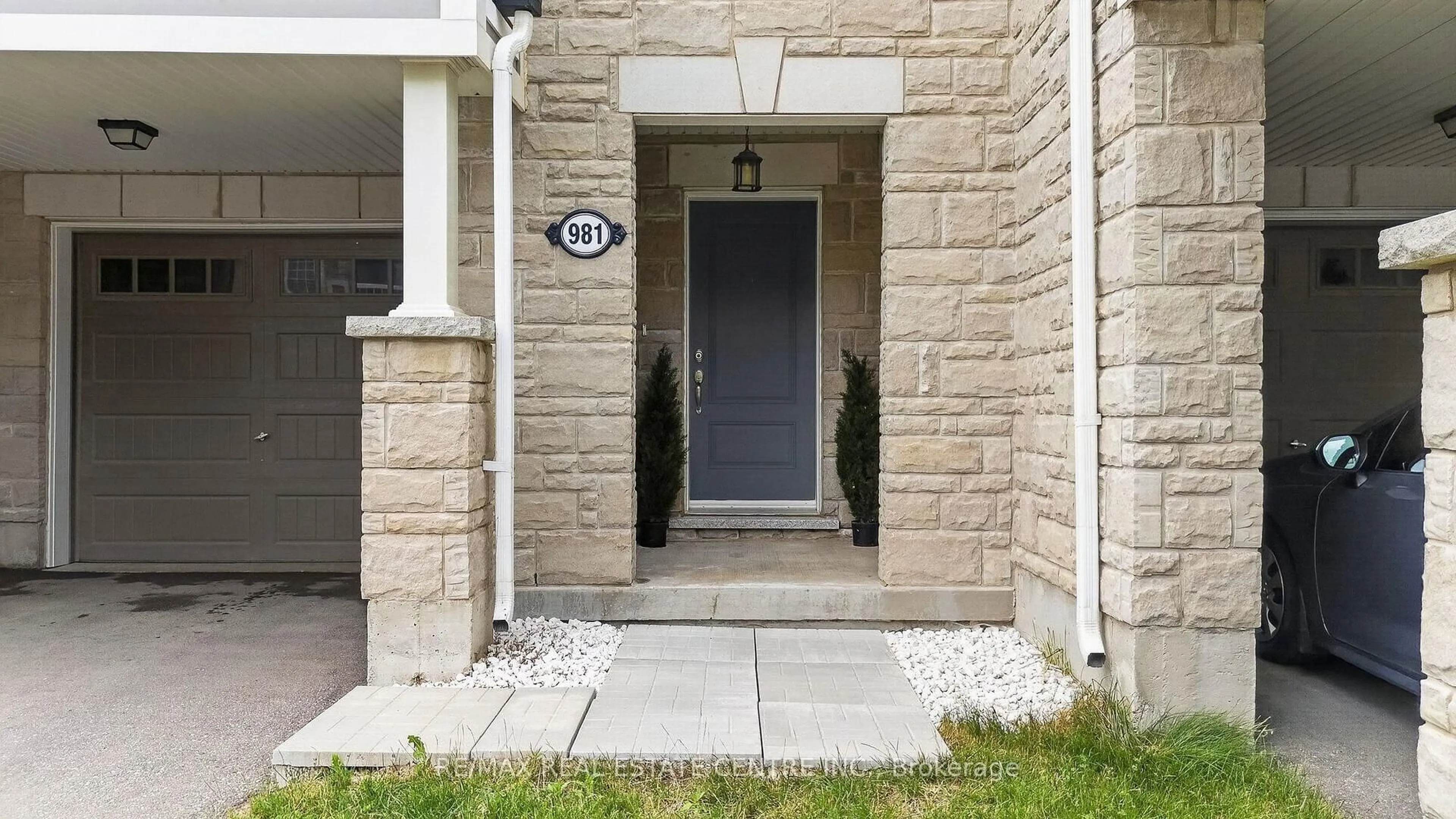 Indoor entryway for 981 Alder Gate, Milton Ontario L9E 1S9