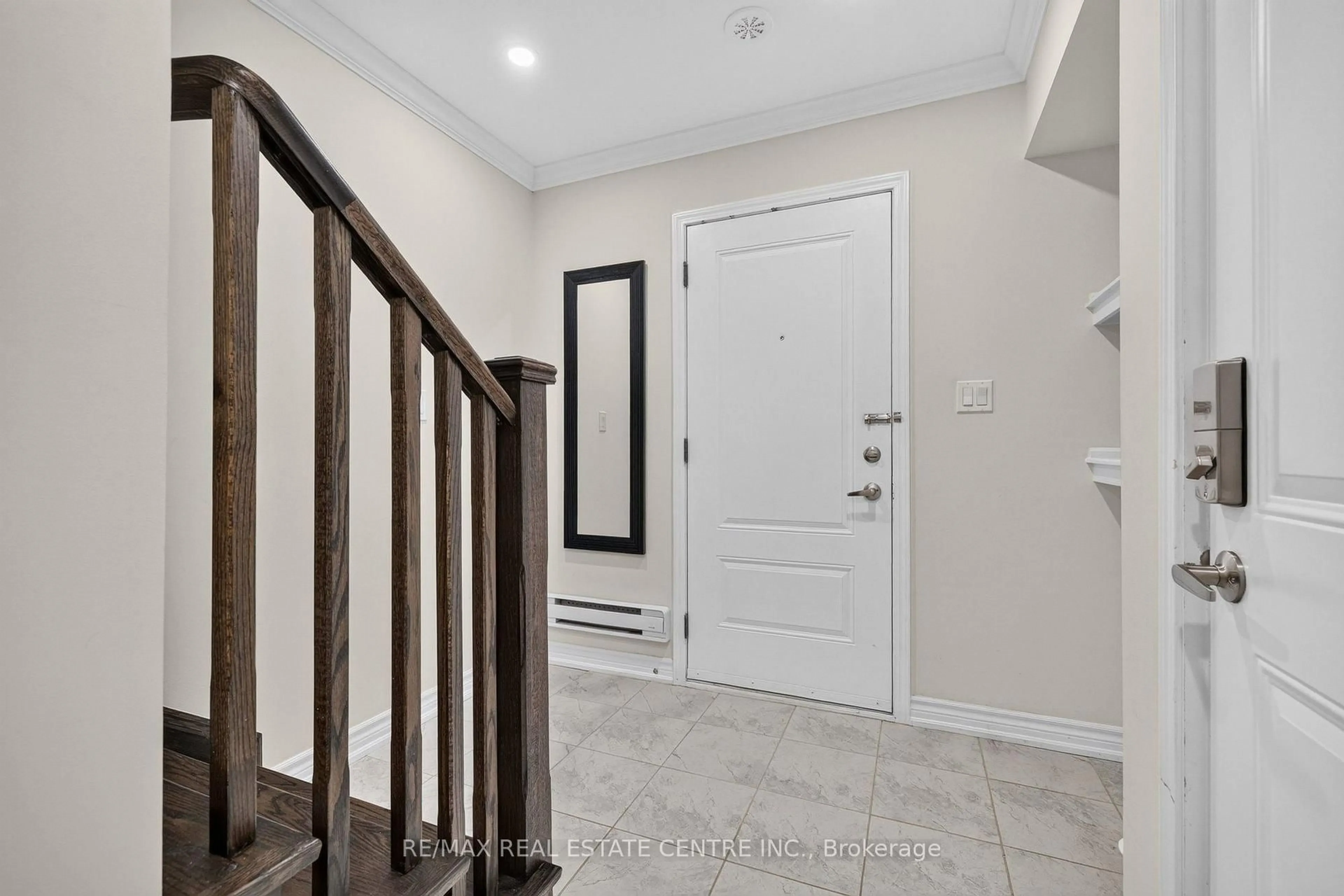 Indoor entryway for 981 Alder Gate, Milton Ontario L9E 1S9