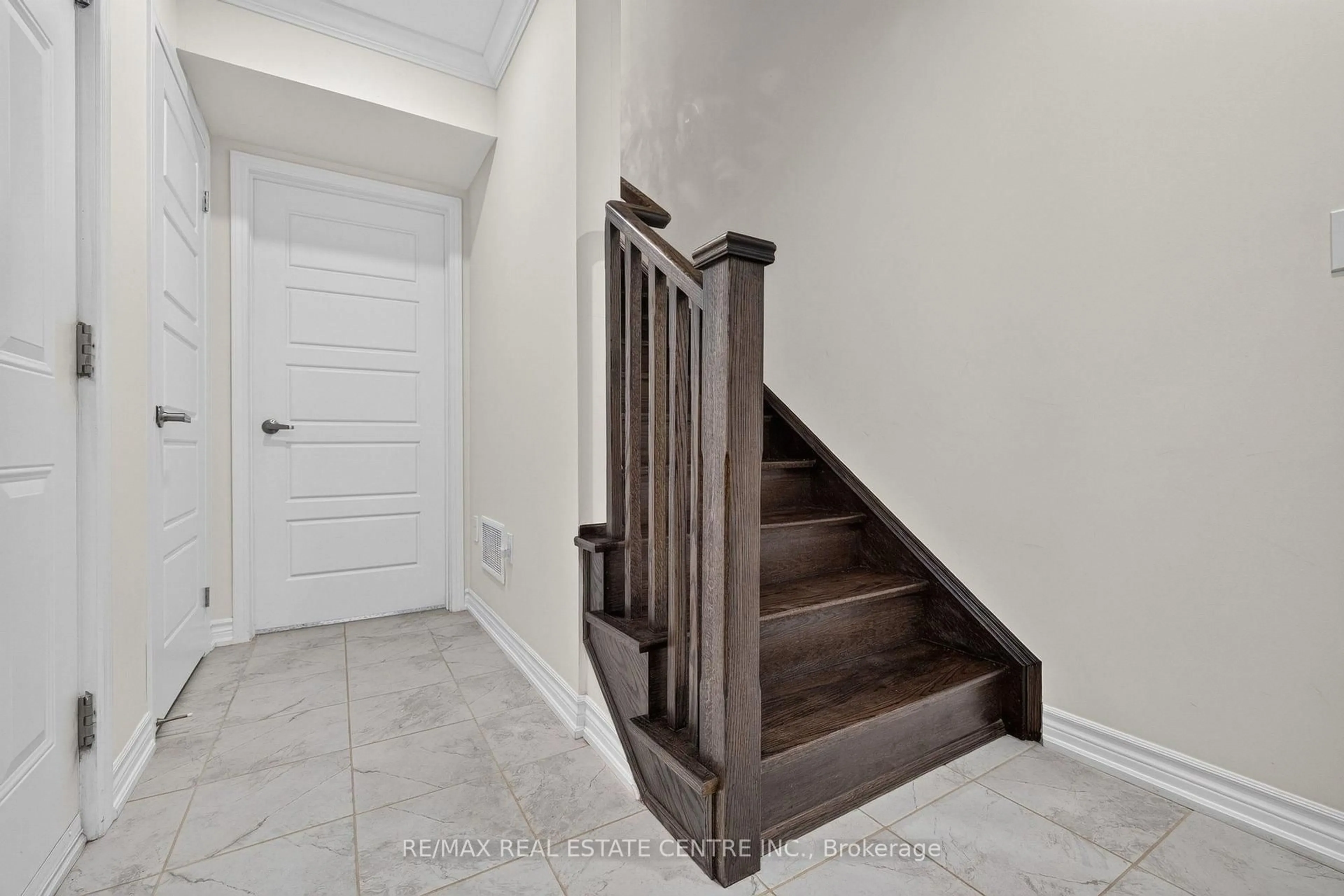 Stairs for 981 Alder Gate, Milton Ontario L9E 1S9