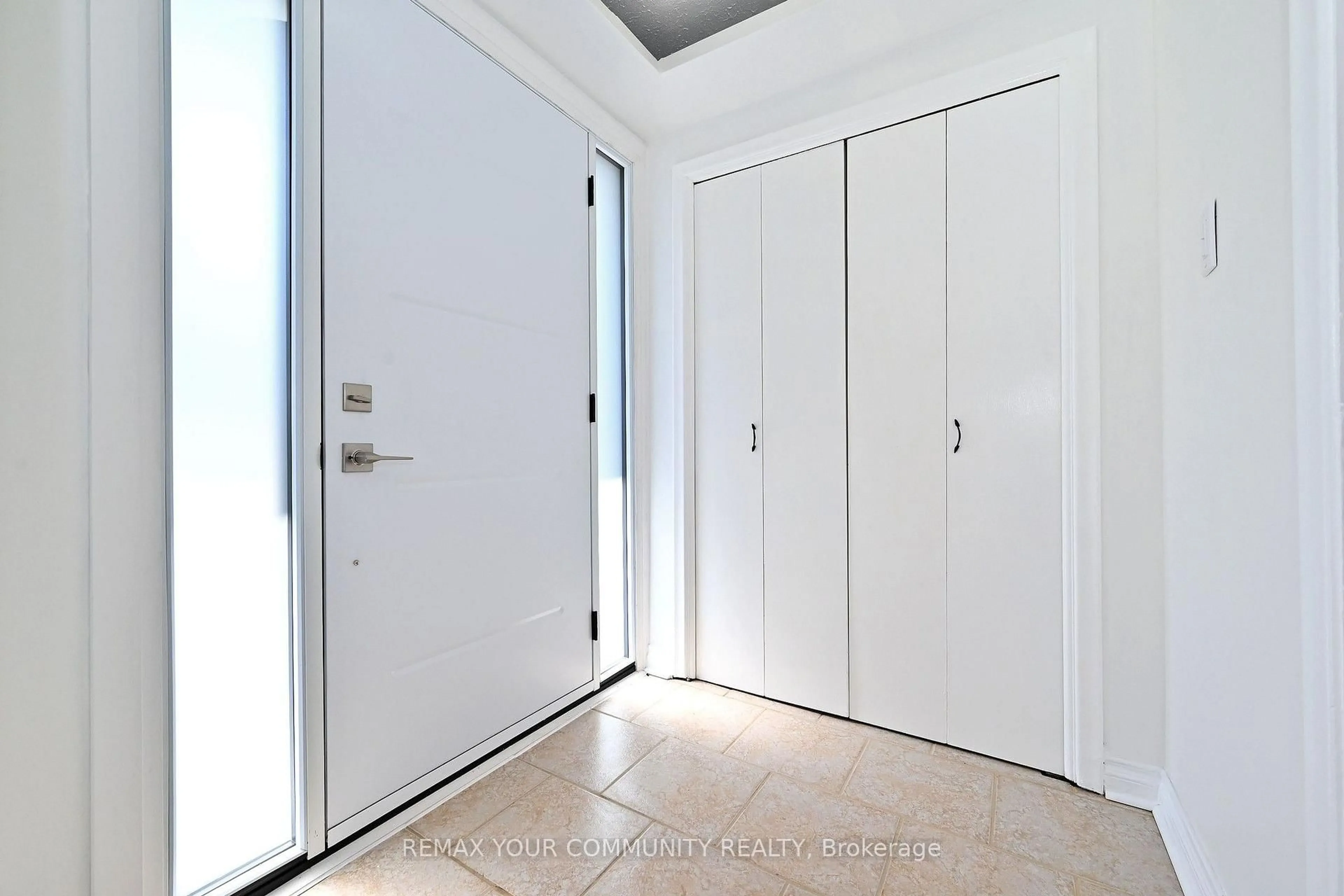 Indoor entryway for 41 Stanwood Cres, Toronto Ontario M9M 2A2
