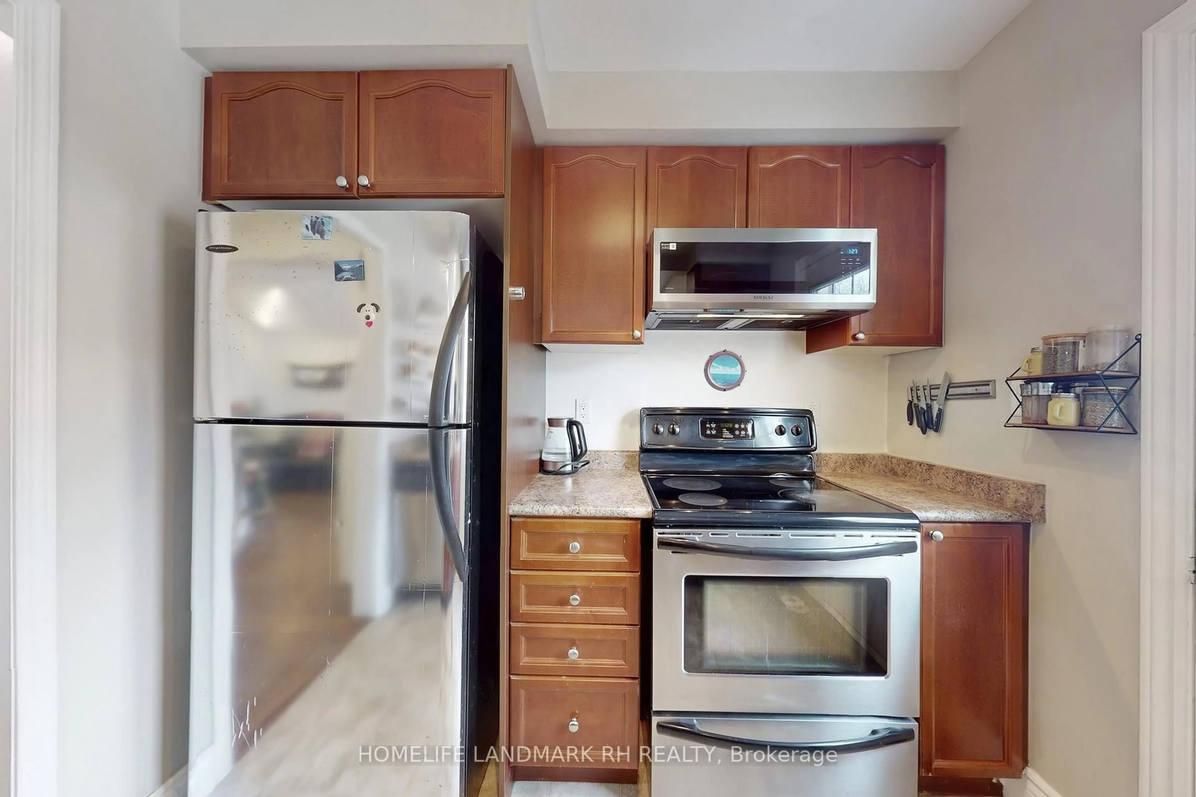 Standard kitchen, unknown for 3060 Dewridge Ave, Oakville Ontario L6M 5J1