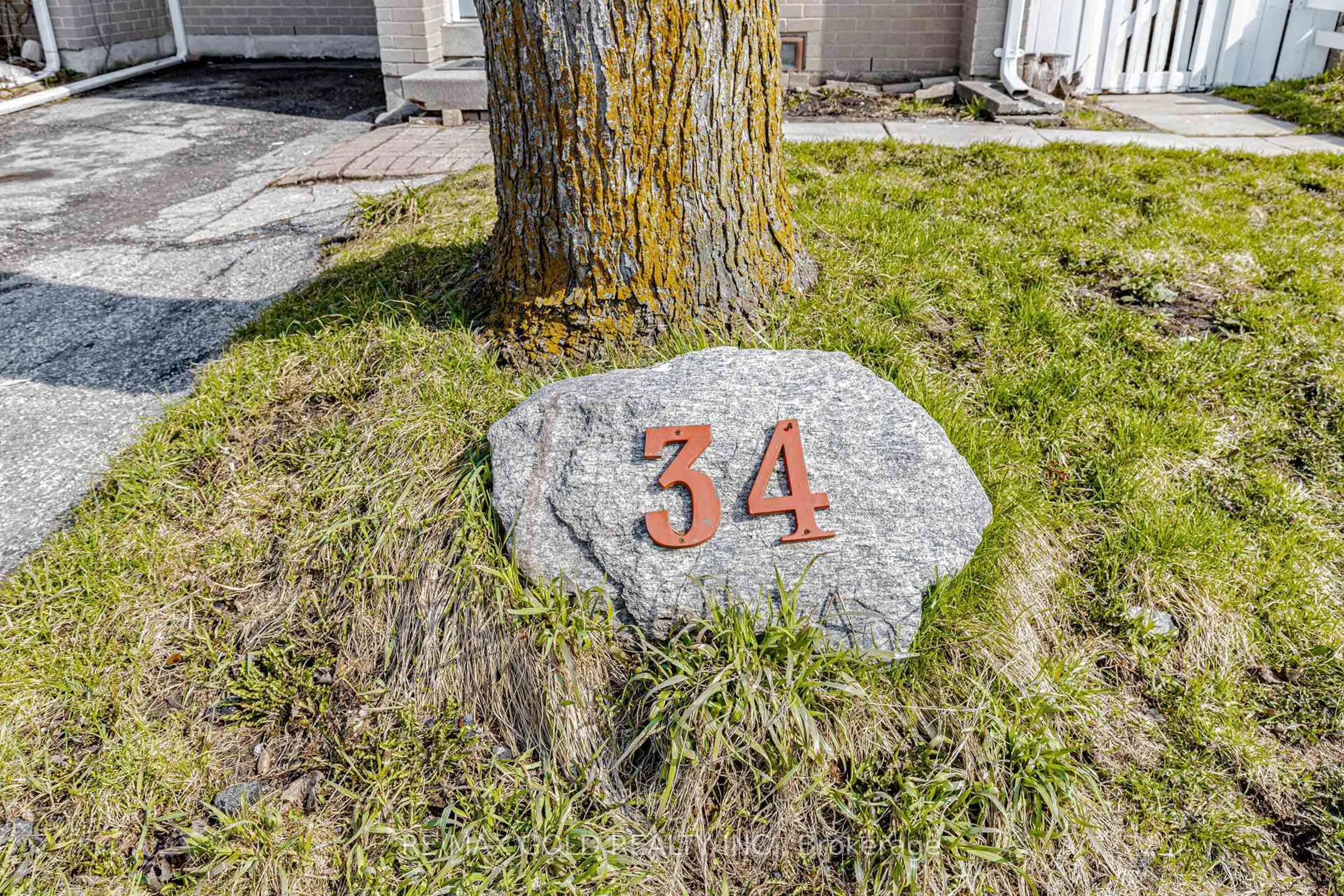 A pic from outside/outdoor area/front of a property/back of a property/a pic from drone, street for 34 Jackman Dr, Brampton Ontario L6S 2L7