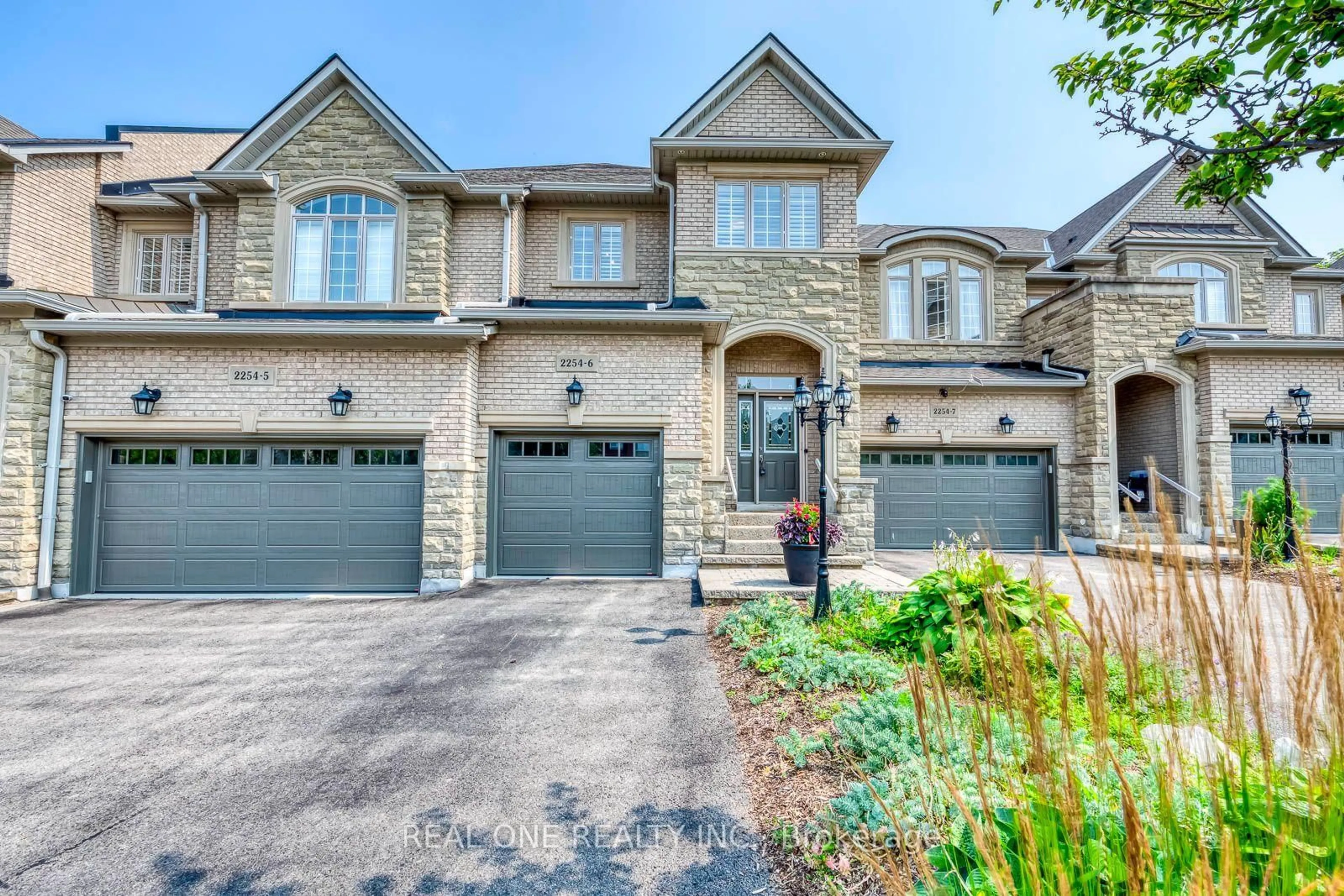Home with brick exterior material, street for 2254 Rockingham Dr #6, Oakville Ontario L6H 7H8