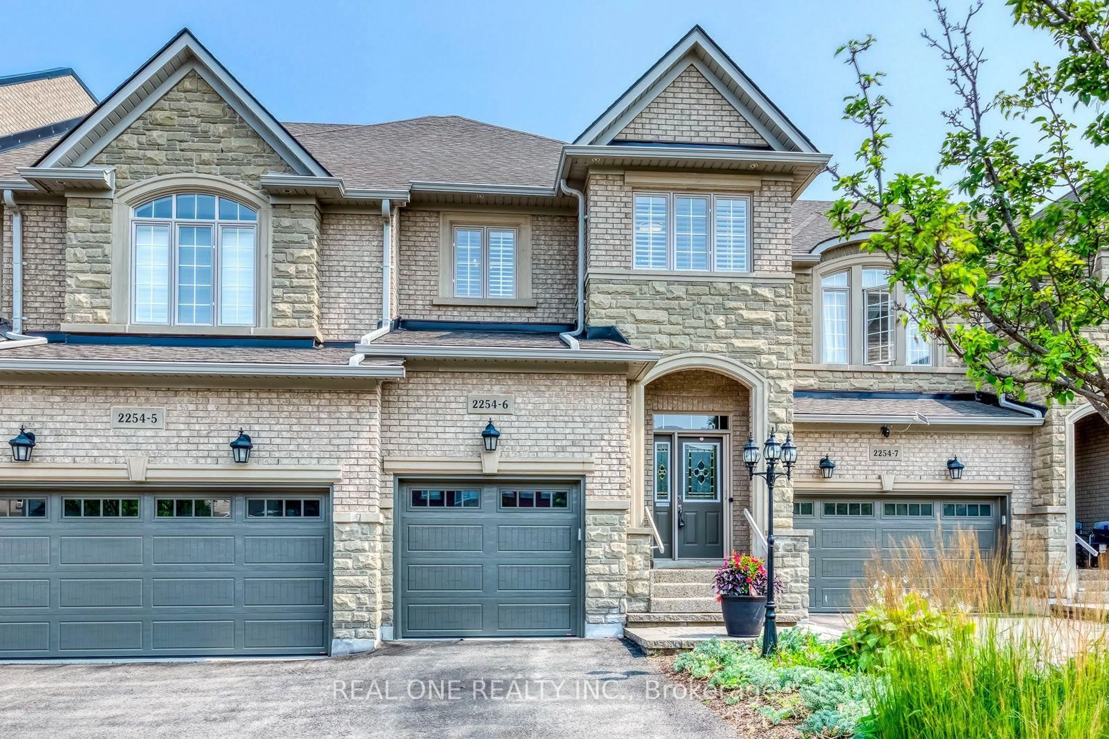 Home with brick exterior material, street for 2254 Rockingham Dr #6, Oakville Ontario L6H 7H8
