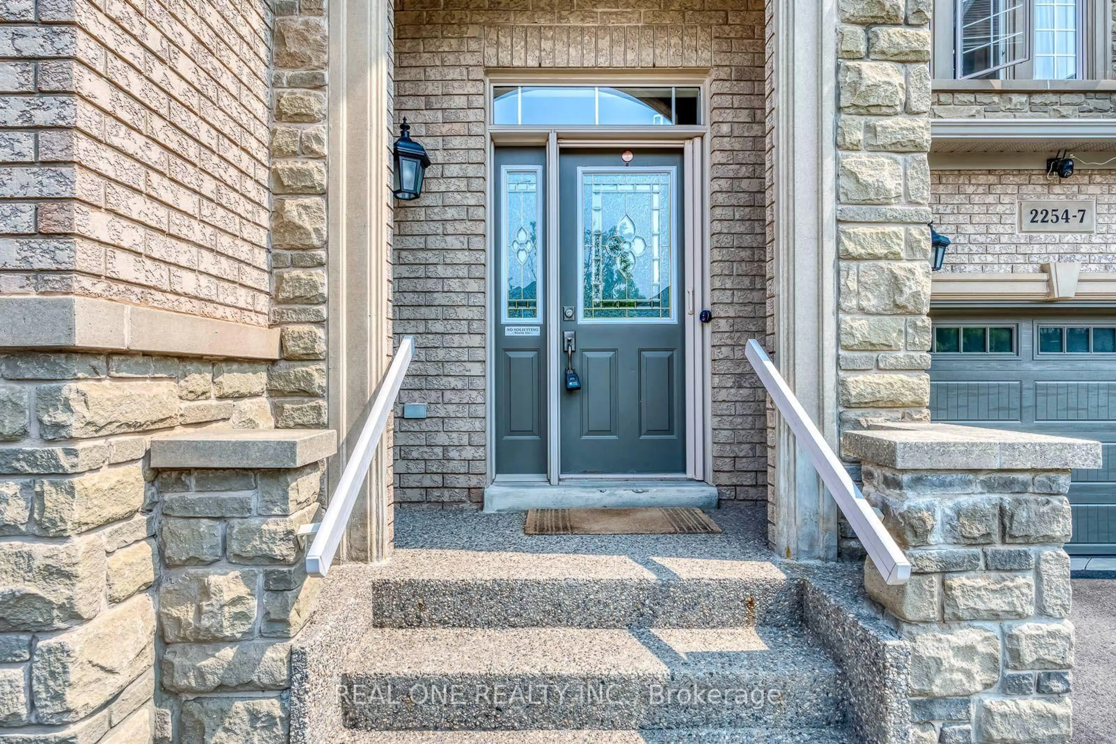 Indoor entryway for 2254 Rockingham Dr #6, Oakville Ontario L6H 7H8