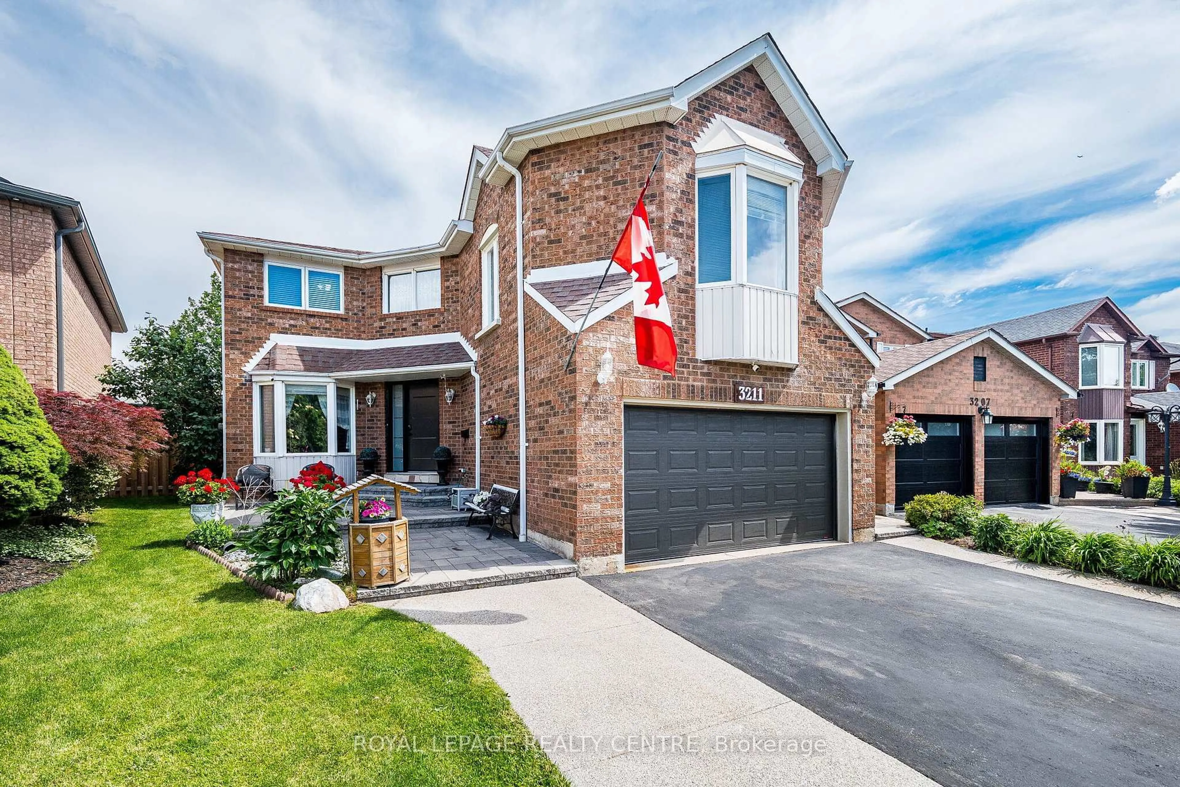 Home with brick exterior material, street for 3211 Dovetail Mews, Mississauga Ontario L5L 5K4