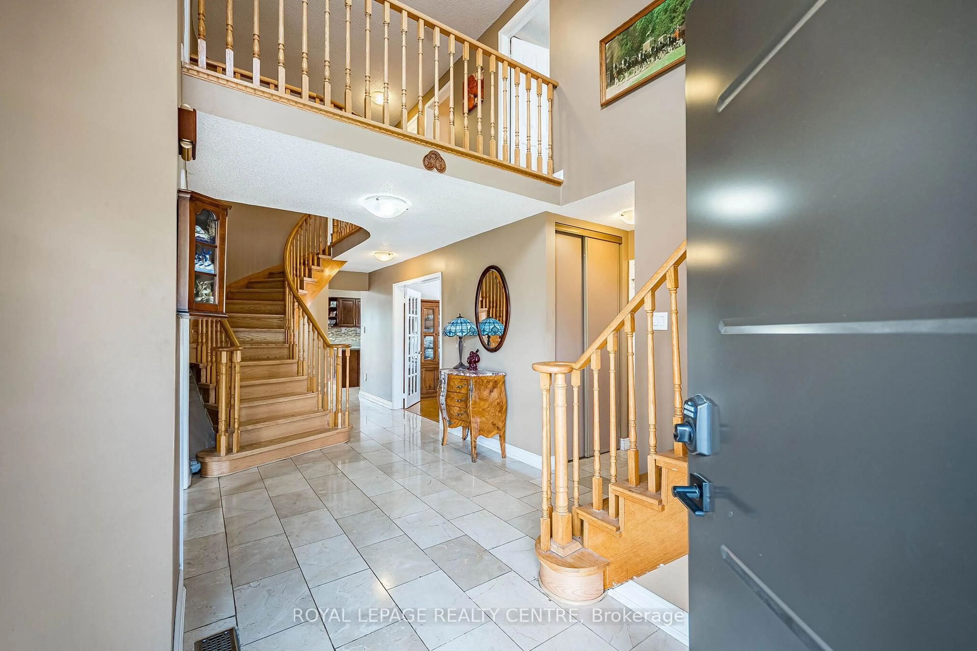 Indoor foyer for 3211 Dovetail Mews, Mississauga Ontario L5L 5K4