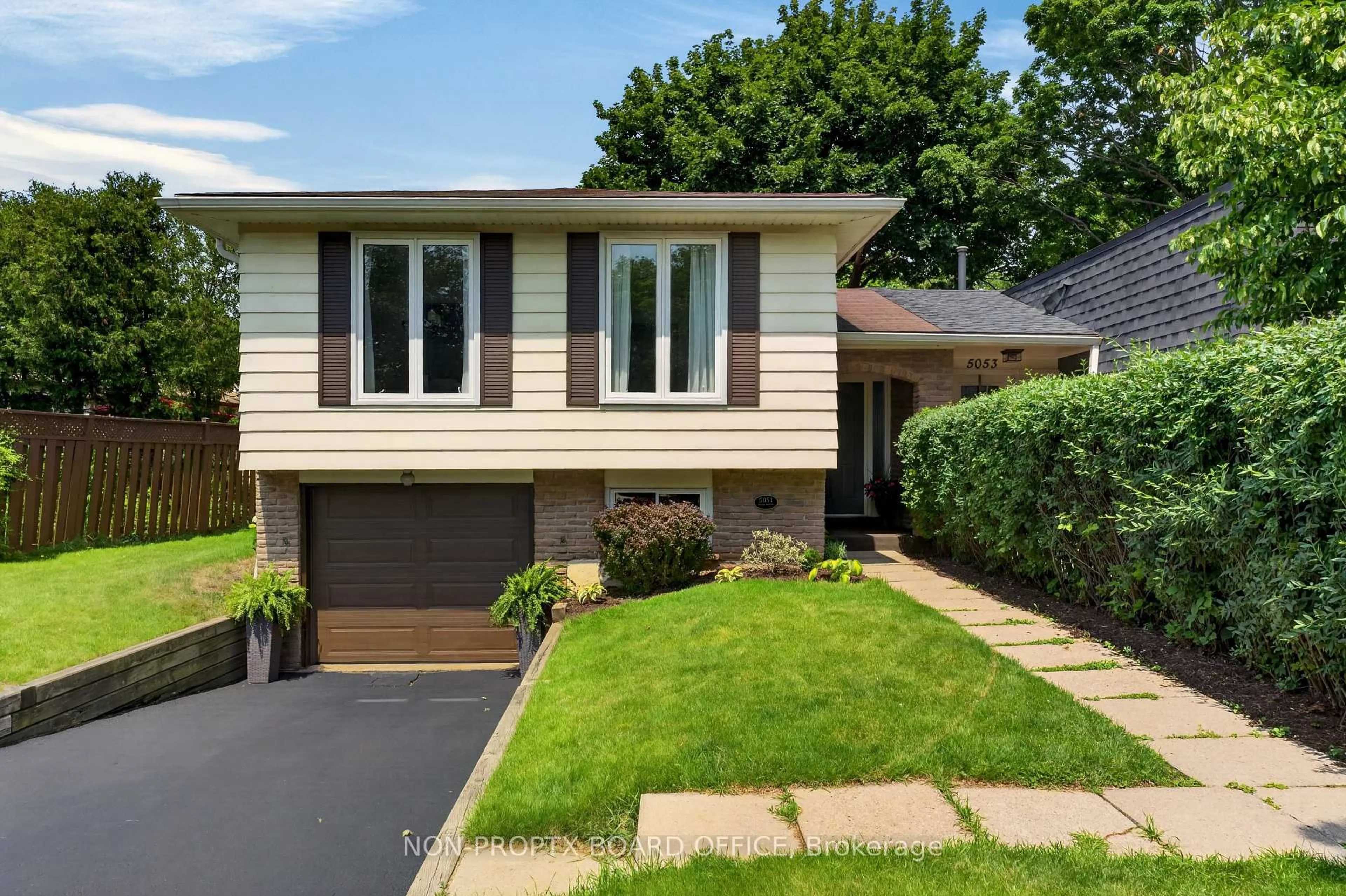 Home with vinyl exterior material, street for 5051 Brady Ave, Burlington Ontario L7L 3X5