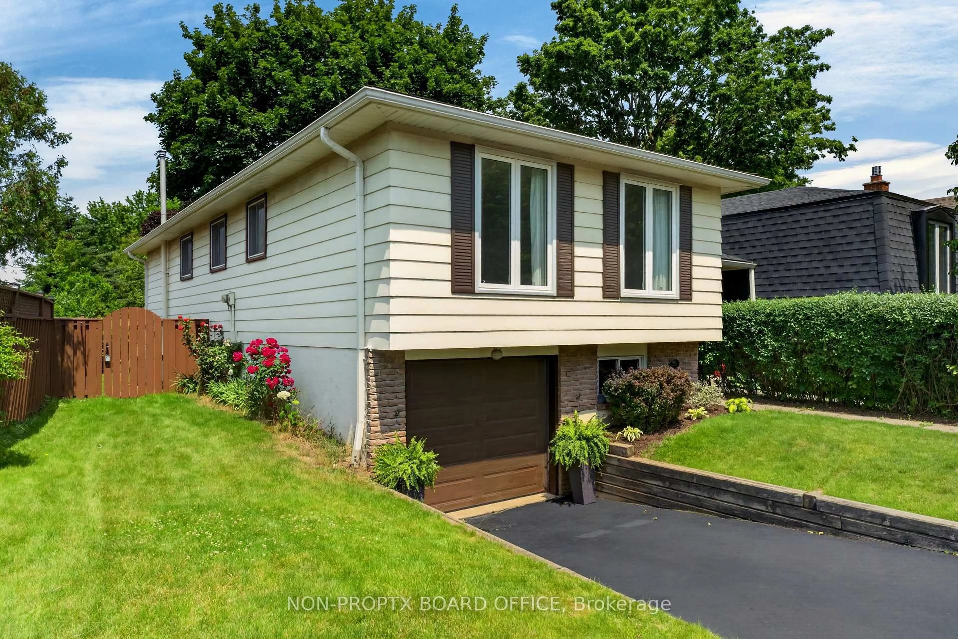 Home with vinyl exterior material, street for 5051 Brady Ave, Burlington Ontario L7L 3X5