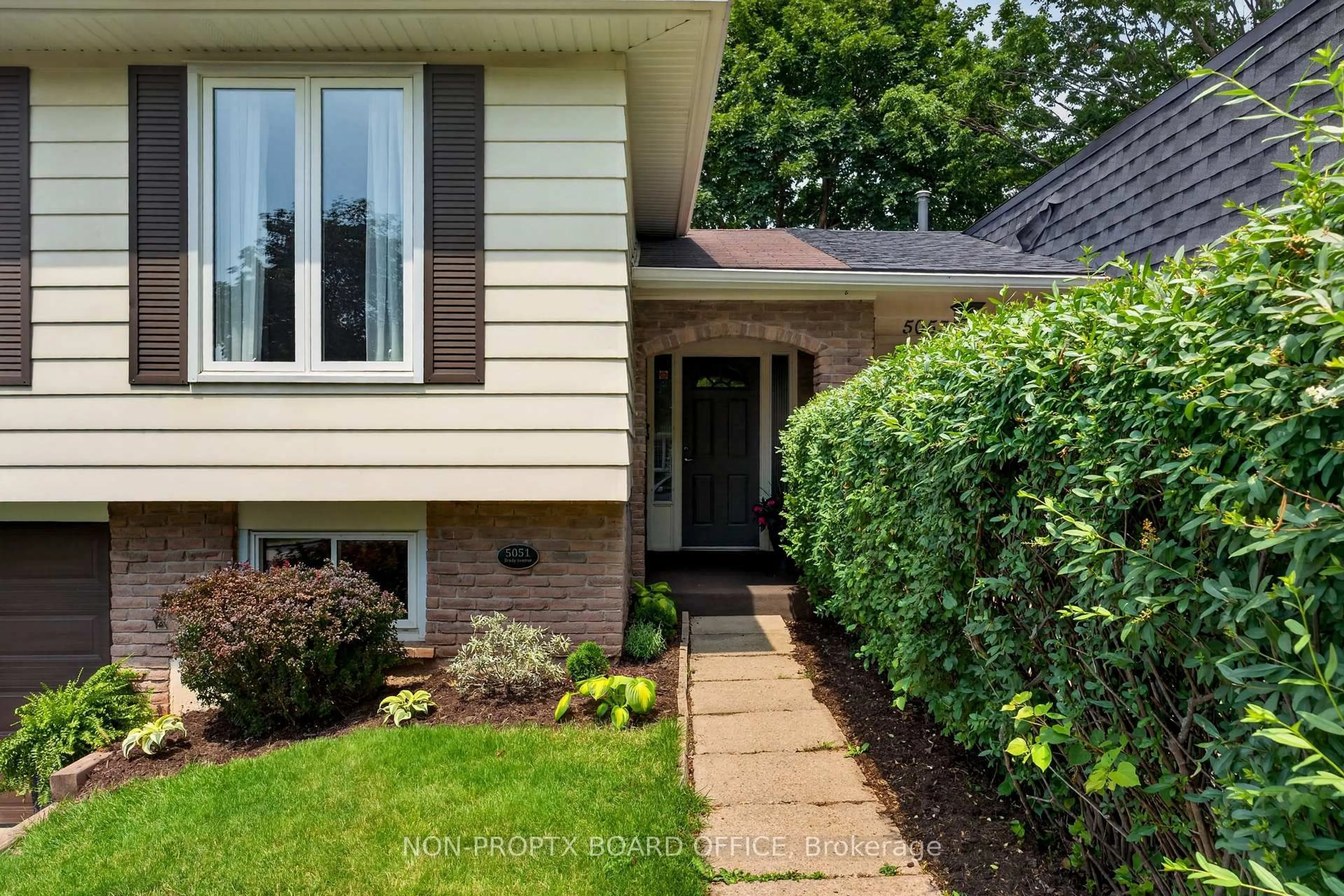 Home with vinyl exterior material, street for 5051 Brady Ave, Burlington Ontario L7L 3X5