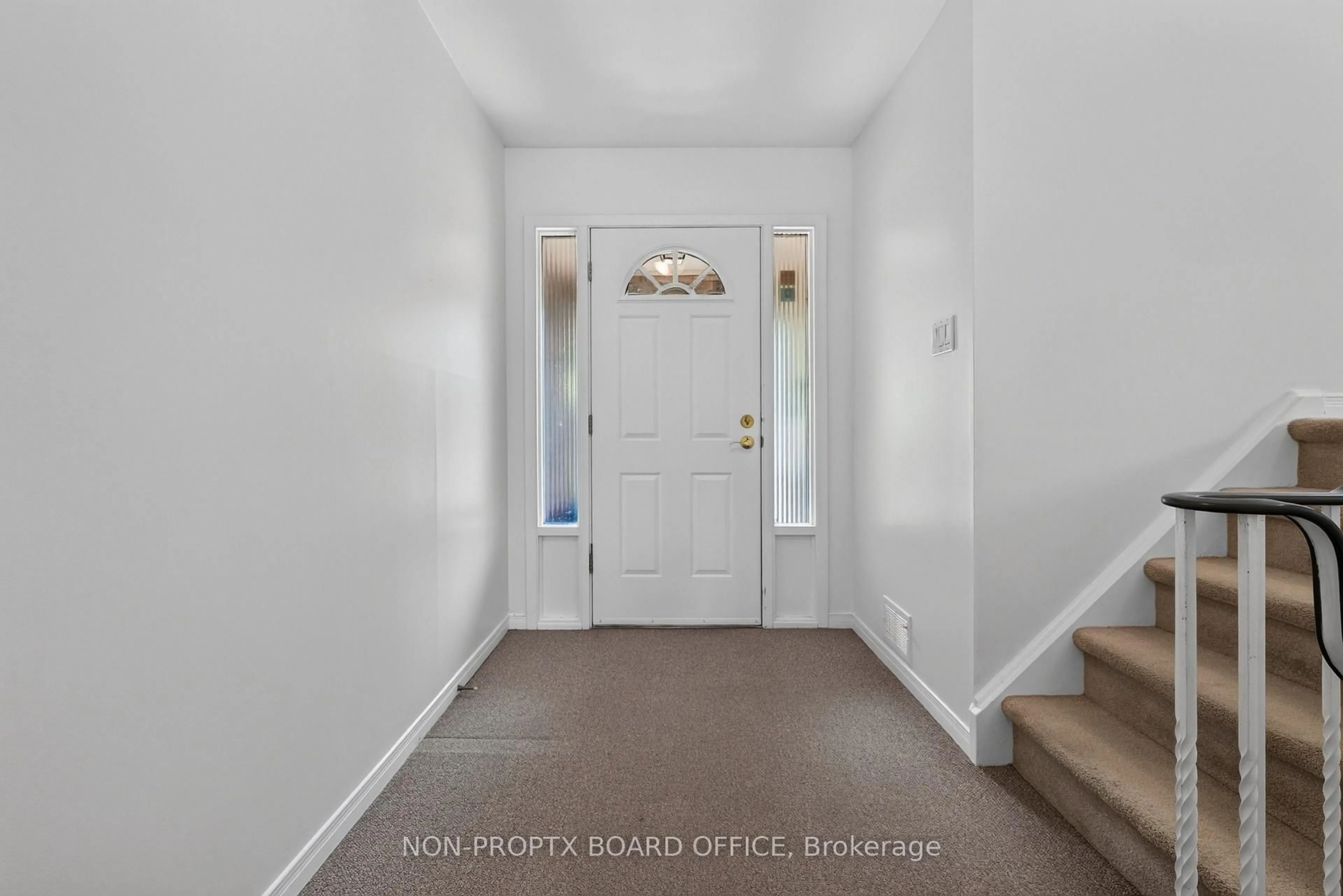 Indoor entryway for 5051 Brady Ave, Burlington Ontario L7L 3X5