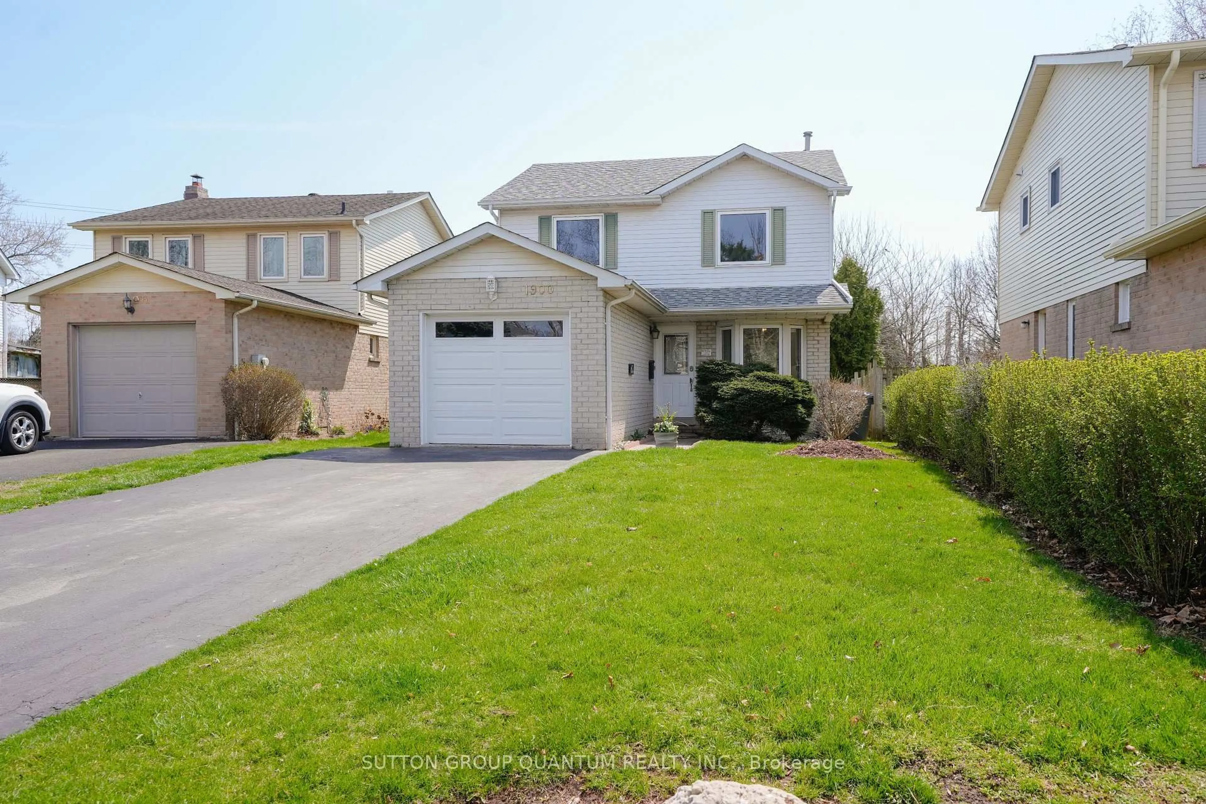 Home with vinyl exterior material, street for 1900 Carrera Crt, Mississauga Ontario L5H 3B2