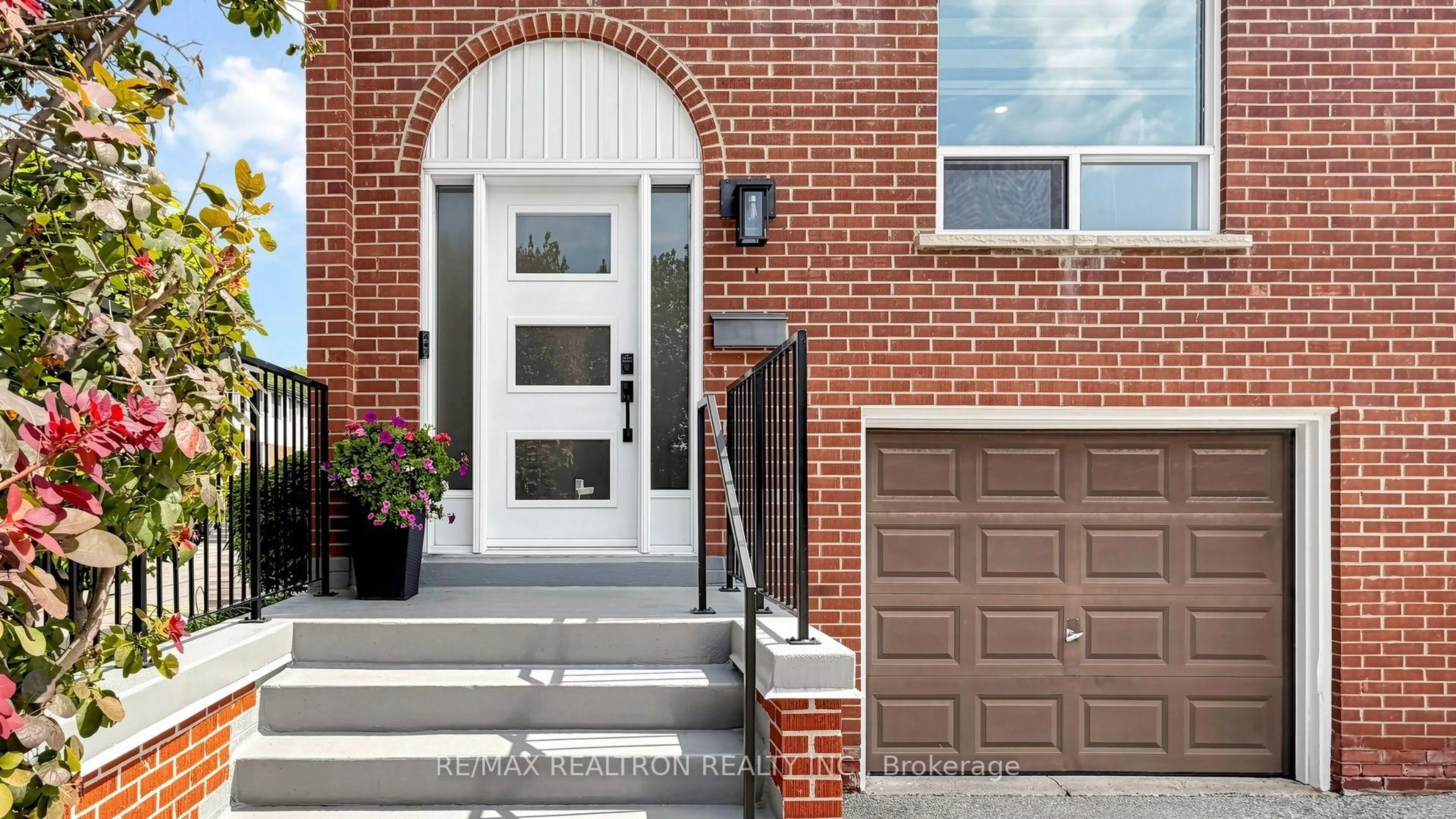 Home with brick exterior material, street for 2445 Homelands Dr #18, Mississauga Ontario L5K 2C6