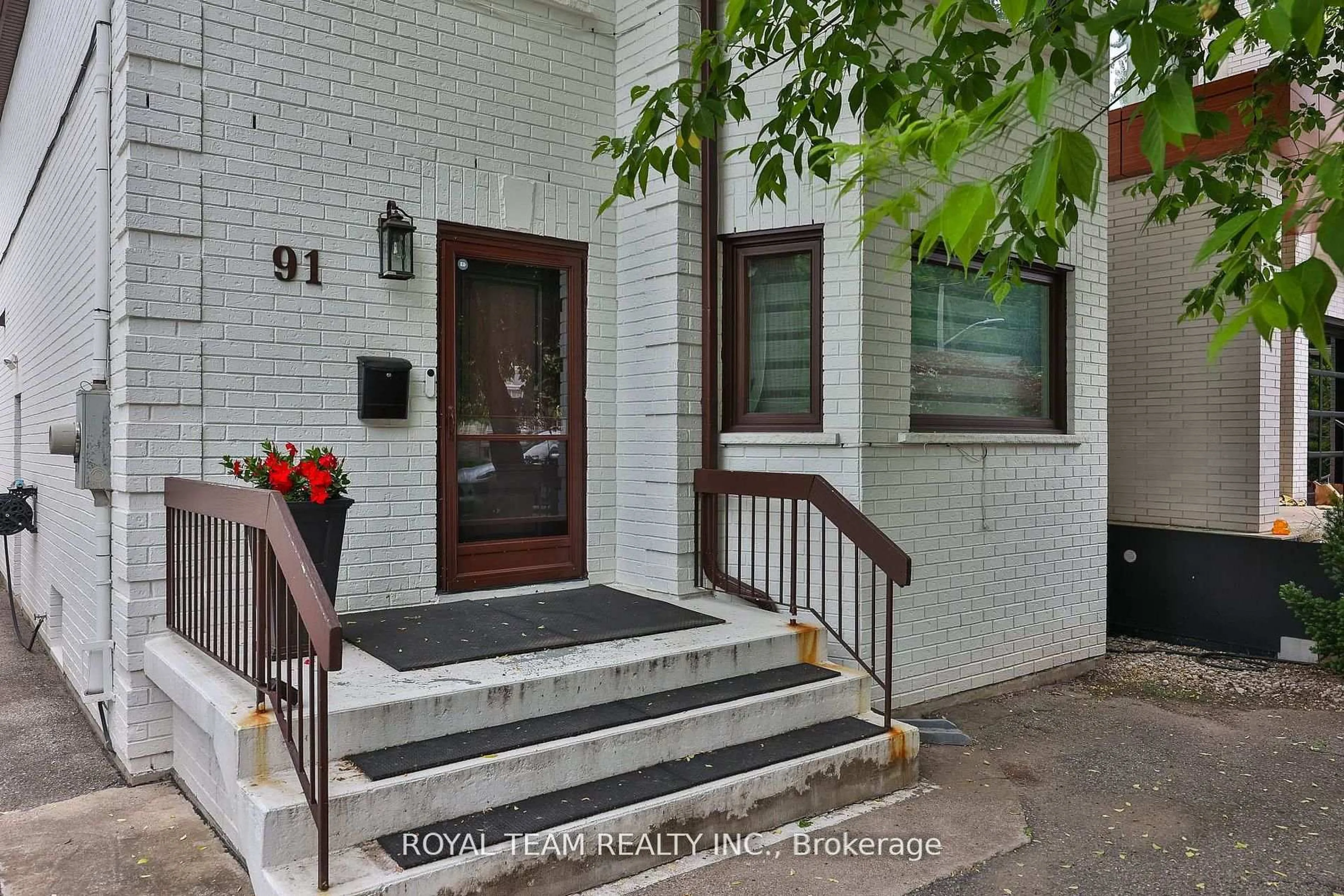 Indoor entryway for 91 South Kingsway Way, Toronto Ontario M6S 3T4