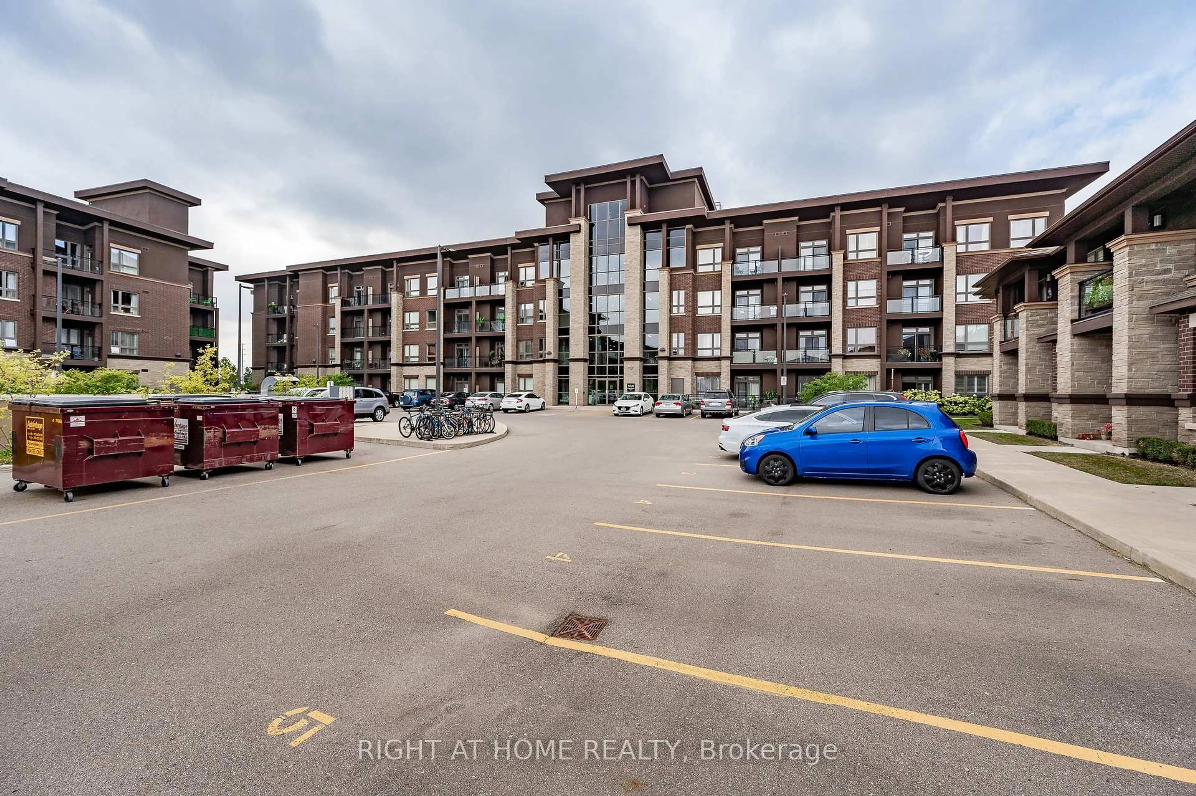 A pic from outside/outdoor area/front of a property/back of a property/a pic from drone, unknown for 5020 Corporate Dr #107, Burlington Ontario L7L 0H7