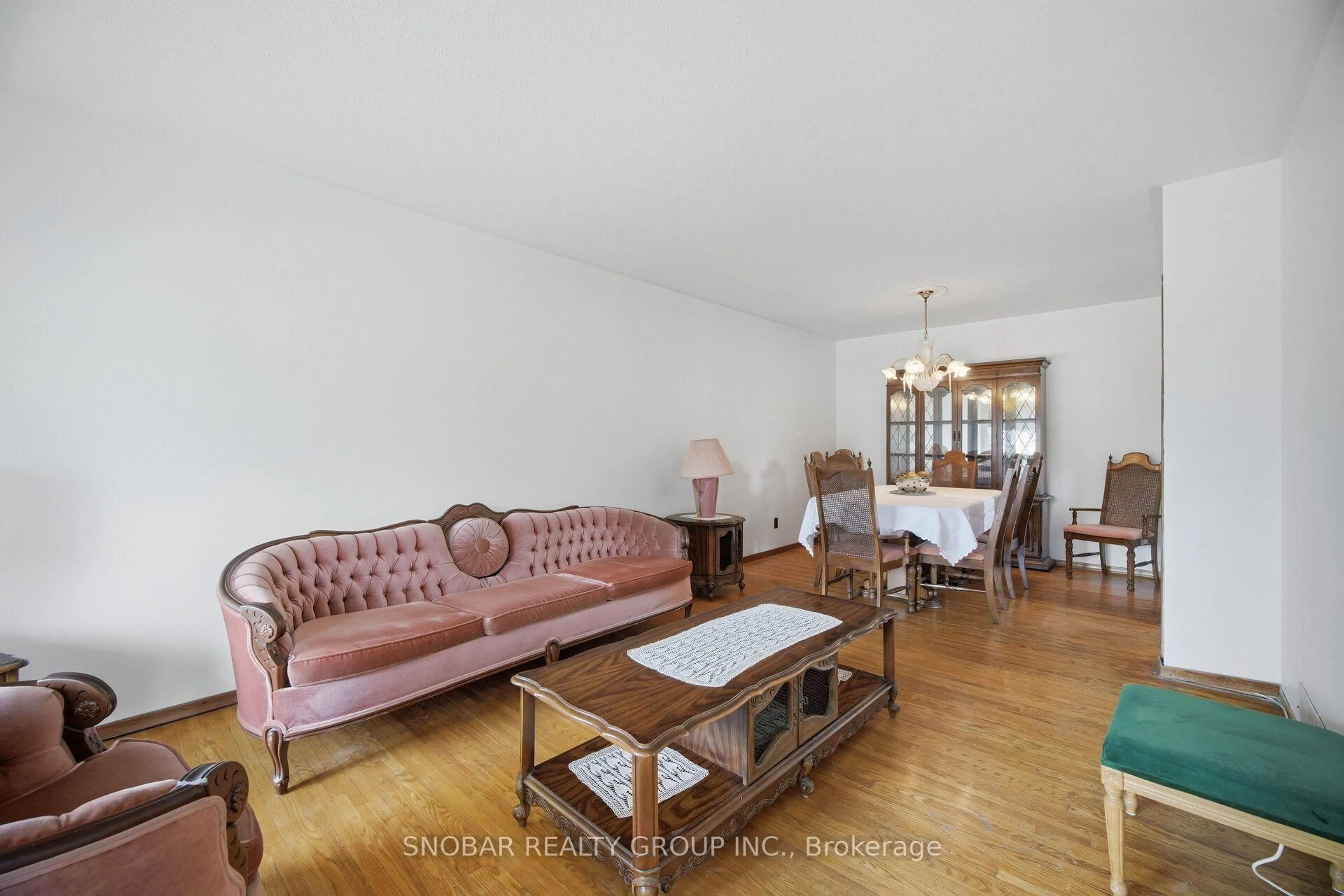 Living room with furniture, wood/laminate floor for 3117 Fieldgate Dr, Mississauga Ontario L4X 2H2