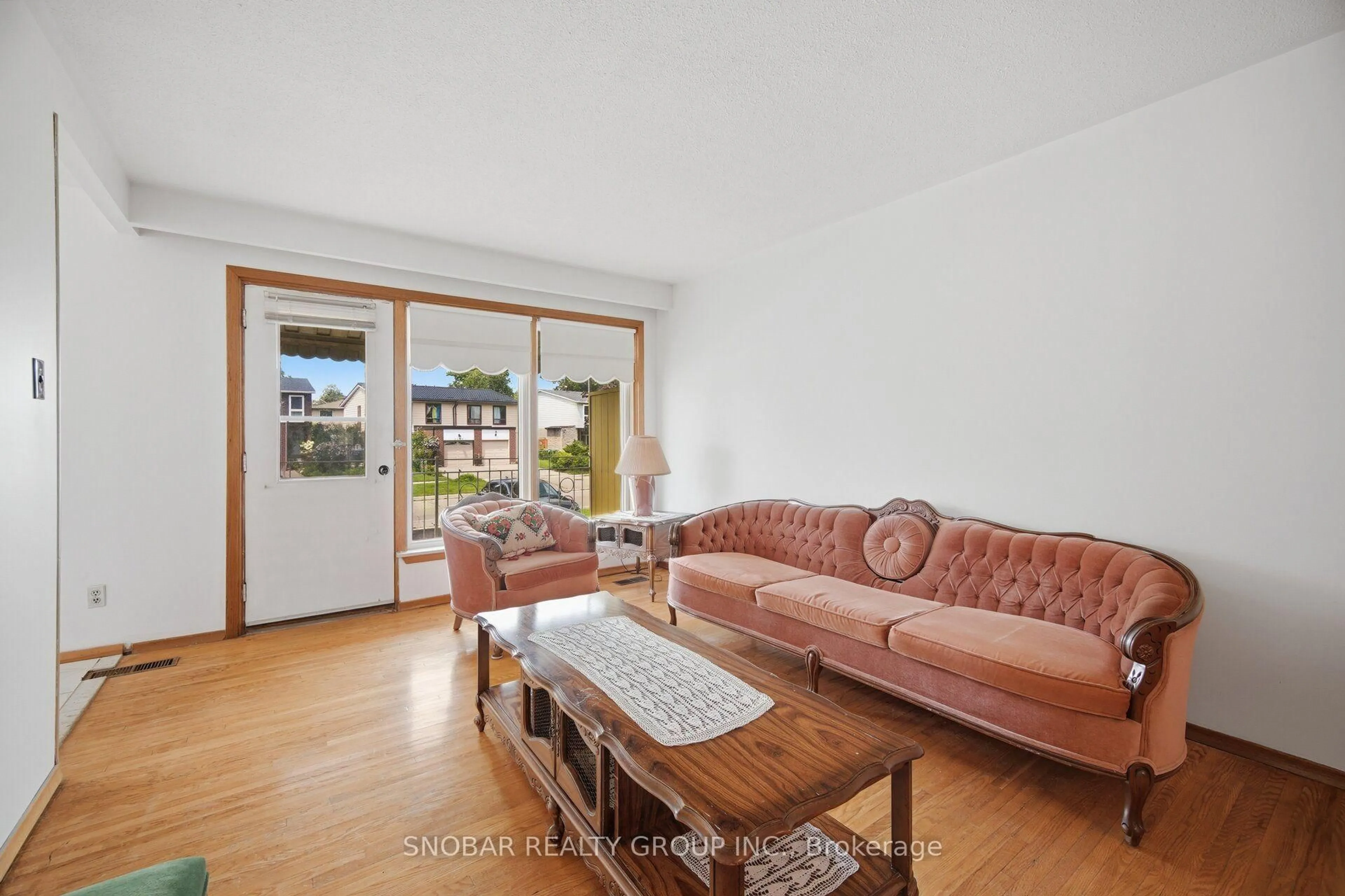 Living room with furniture, unknown for 3117 Fieldgate Dr, Mississauga Ontario L4X 2H2
