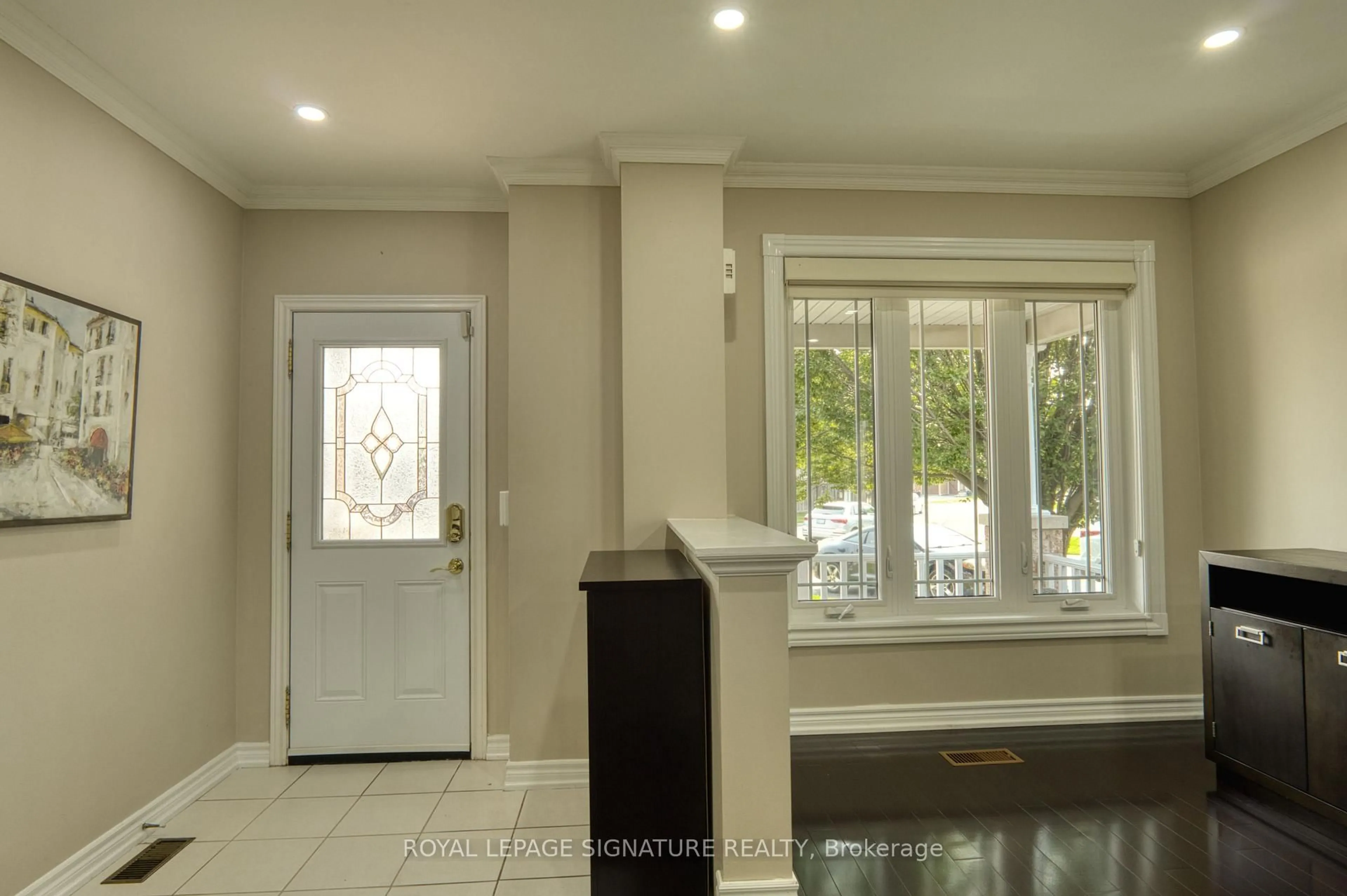Indoor entryway for 2449 BANKSIDE DR Dr, Mississauga Ontario L5M 6E6