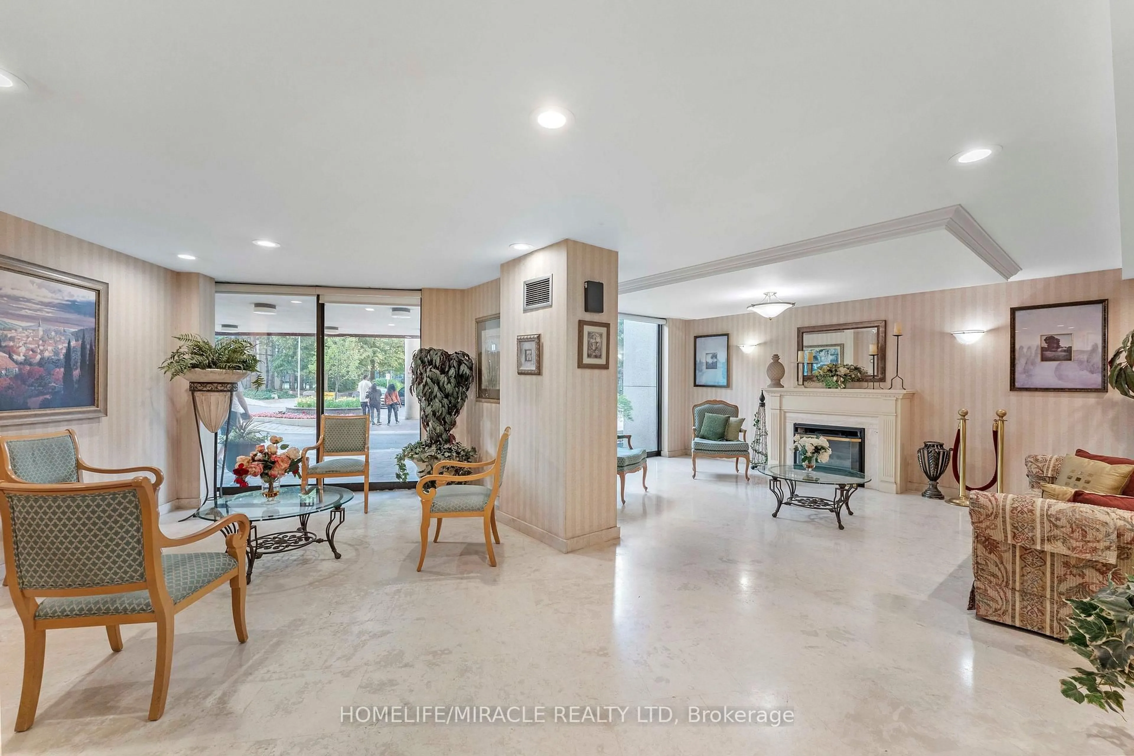 Indoor foyer for 3700 Kaneff Cres #202, Mississauga Ontario L5A 4B8