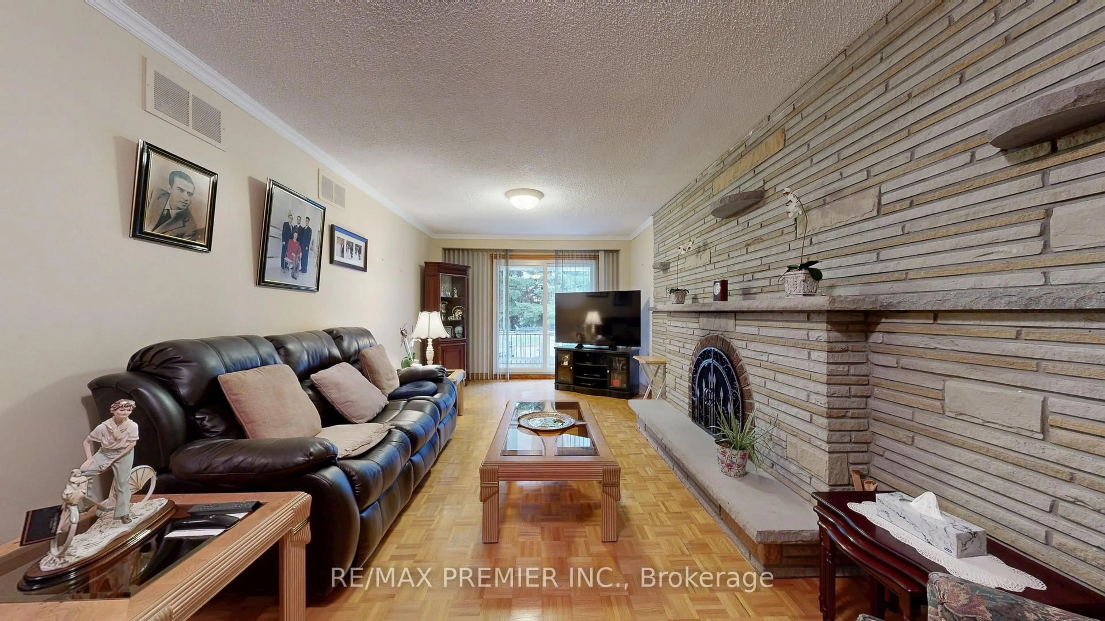 Living room with furniture, unknown for 55 Chiswick Ave, Toronto Ontario M6E 1A1
