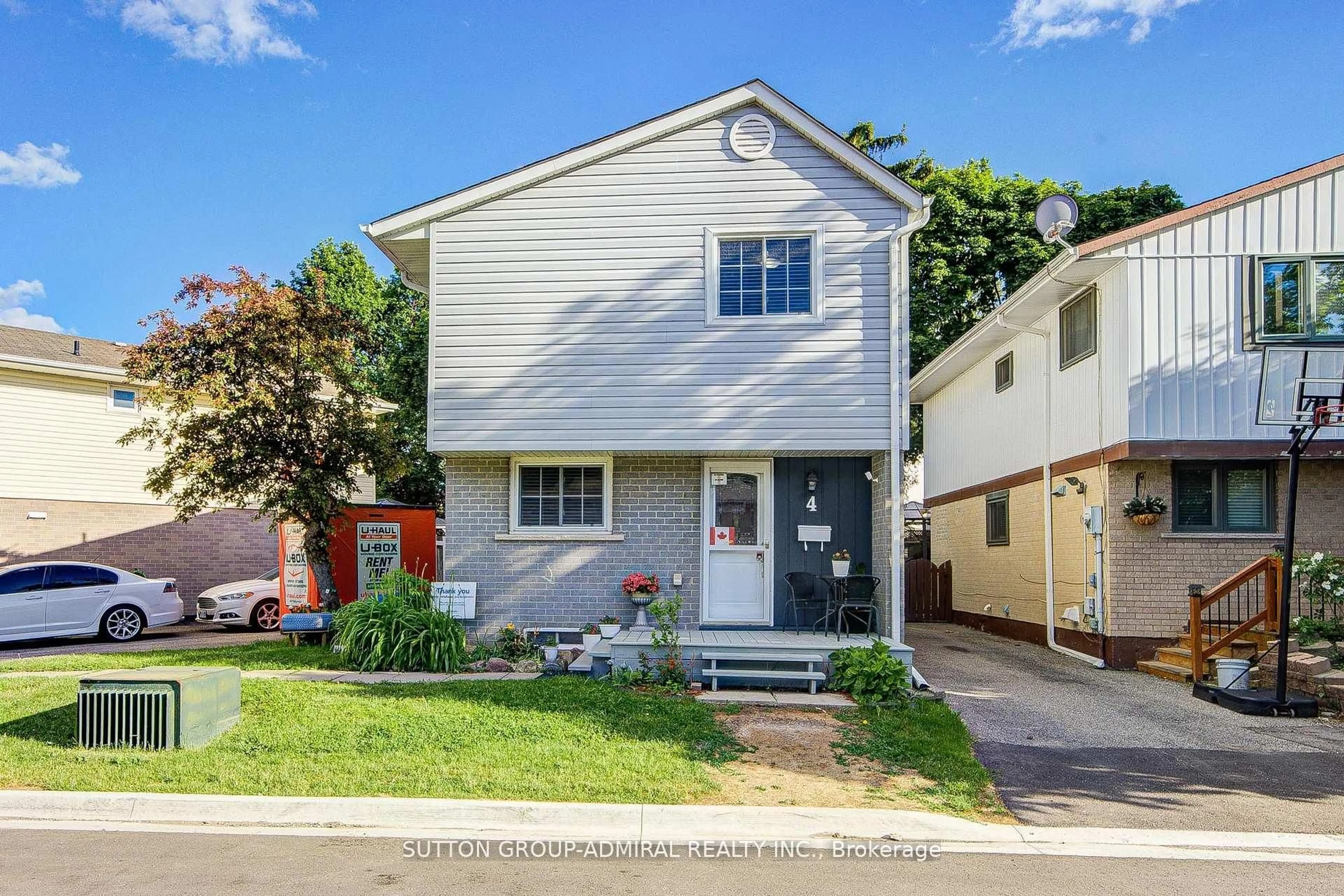 Home with vinyl exterior material, street for 4 Hilda Crt, Brampton Ontario L6S 2C1