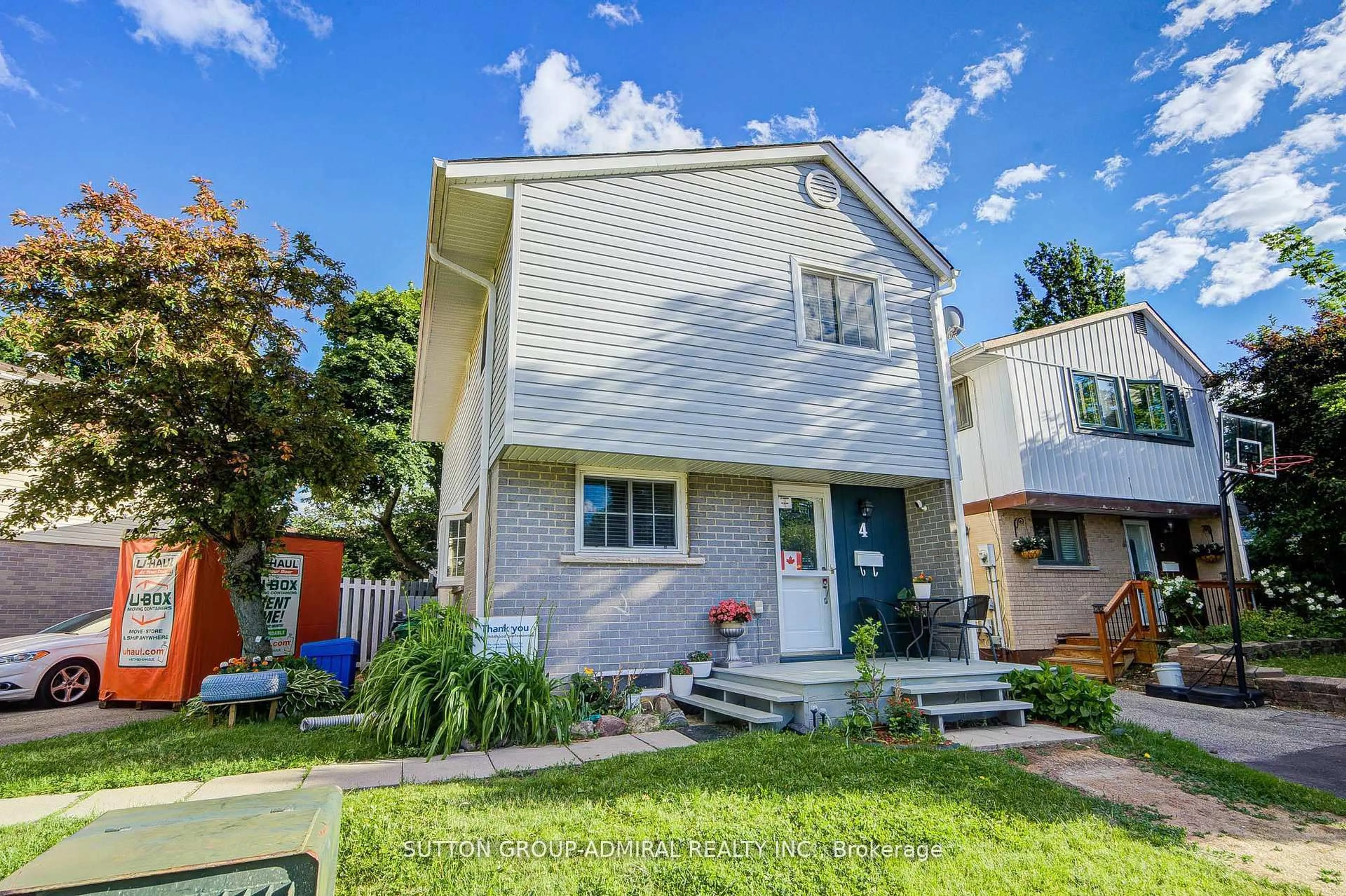Home with vinyl exterior material, street for 4 Hilda Crt, Brampton Ontario L6S 2C1