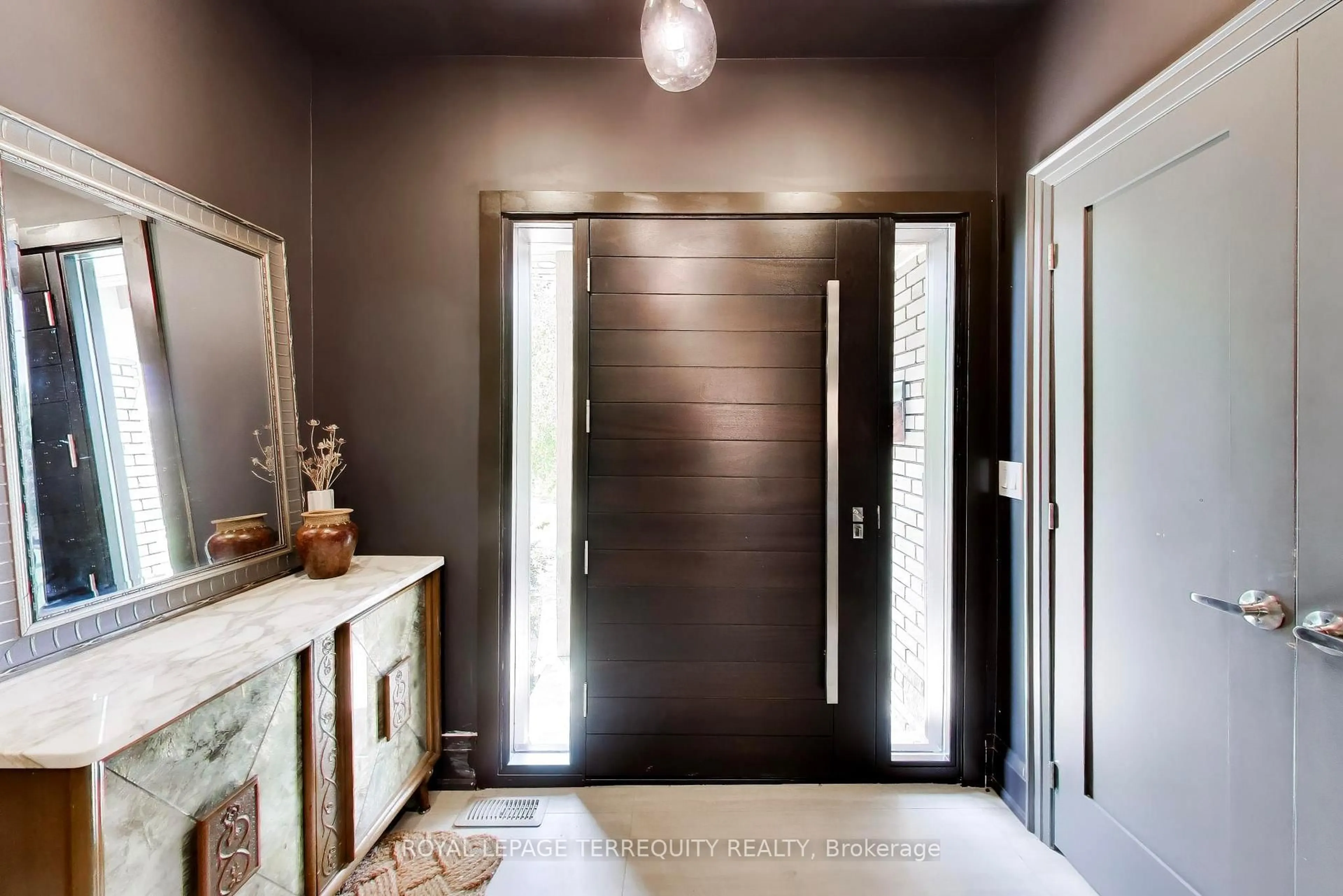 Indoor entryway for 1621 Skyline Dr, Mississauga Ontario L5E 2W9