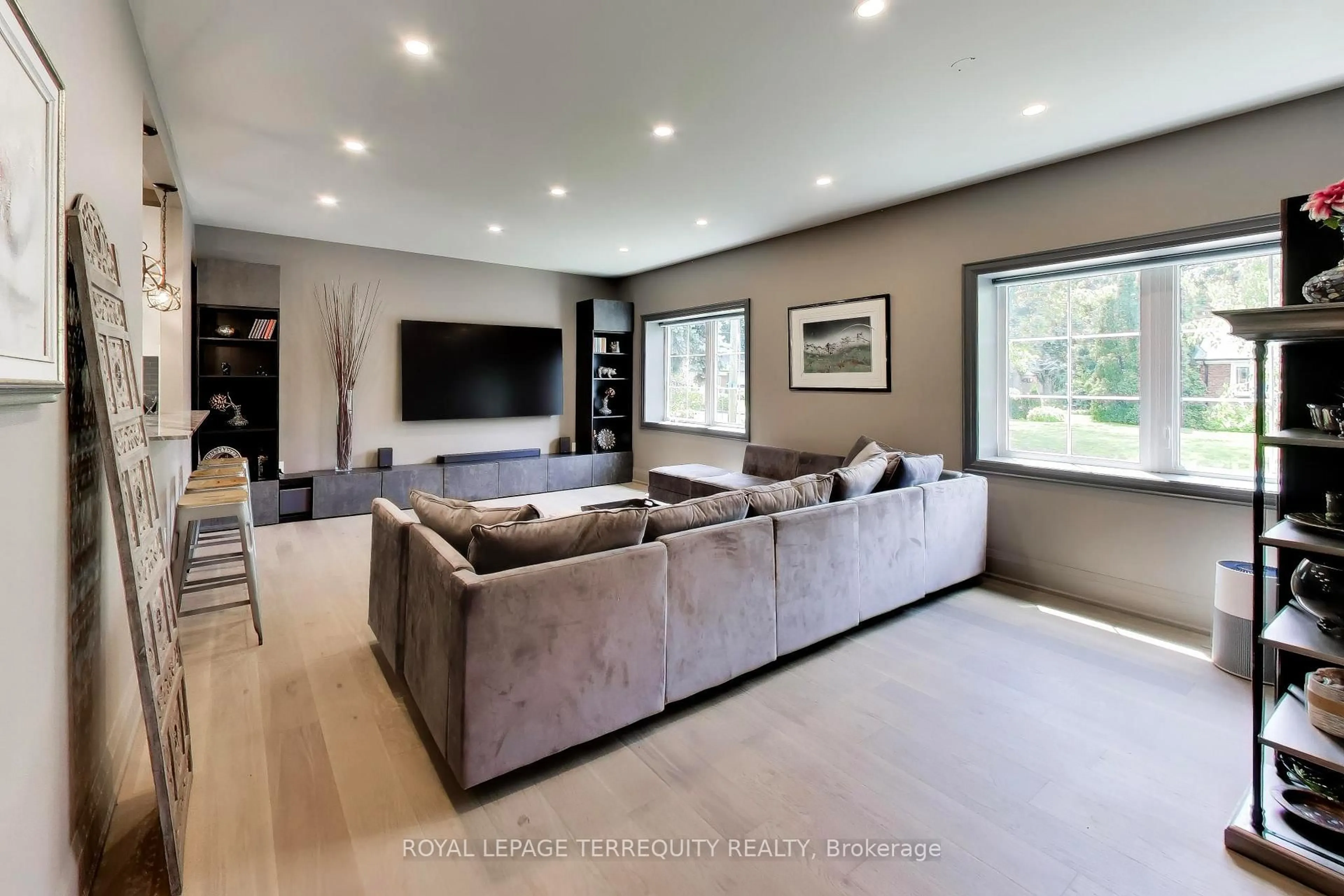 Living room with furniture, unknown for 1621 Skyline Dr, Mississauga Ontario L5E 2W9