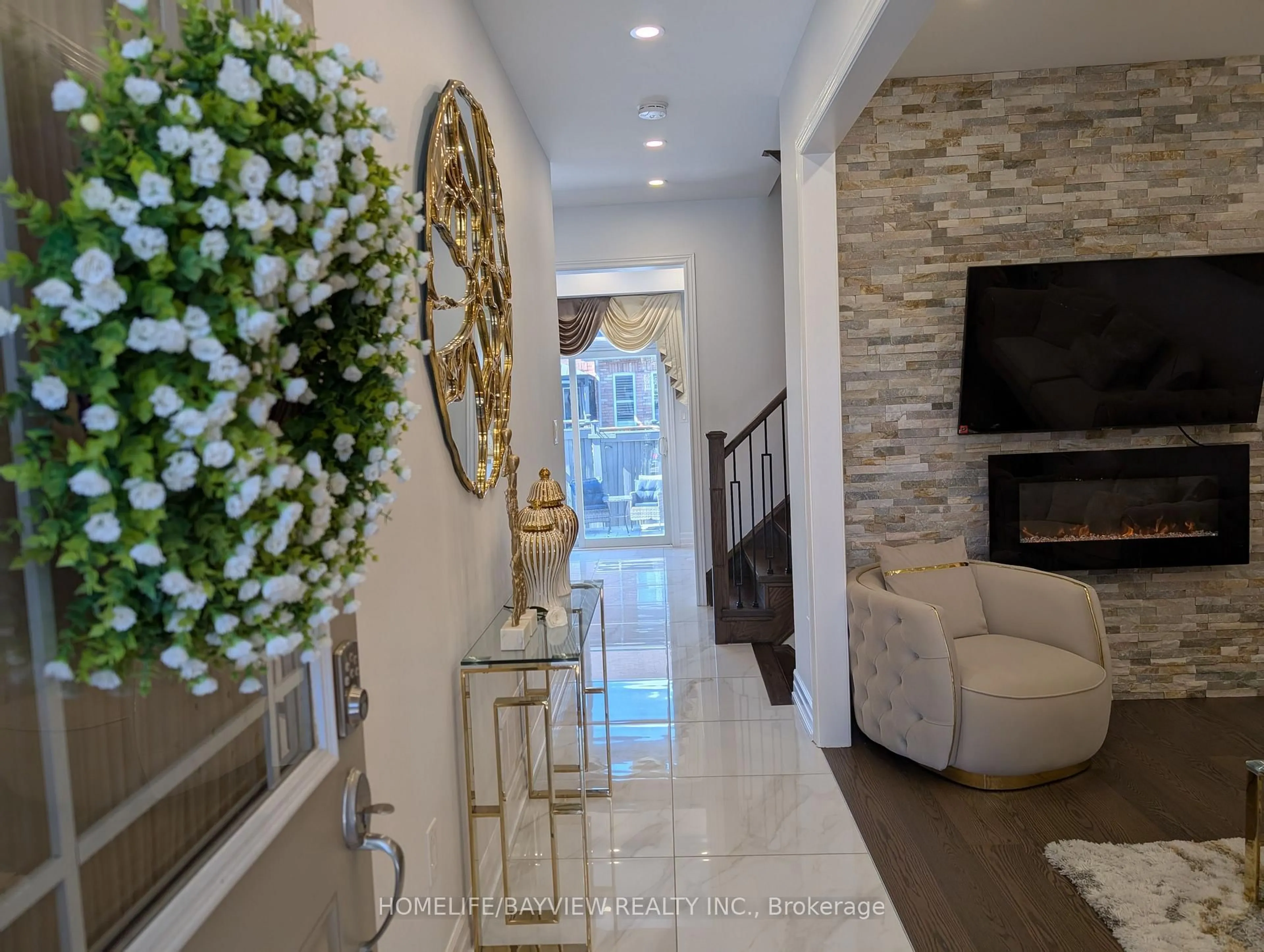 Indoor entryway for 32 Devonsleigh Dr, Brampton Ontario L7A 3S3