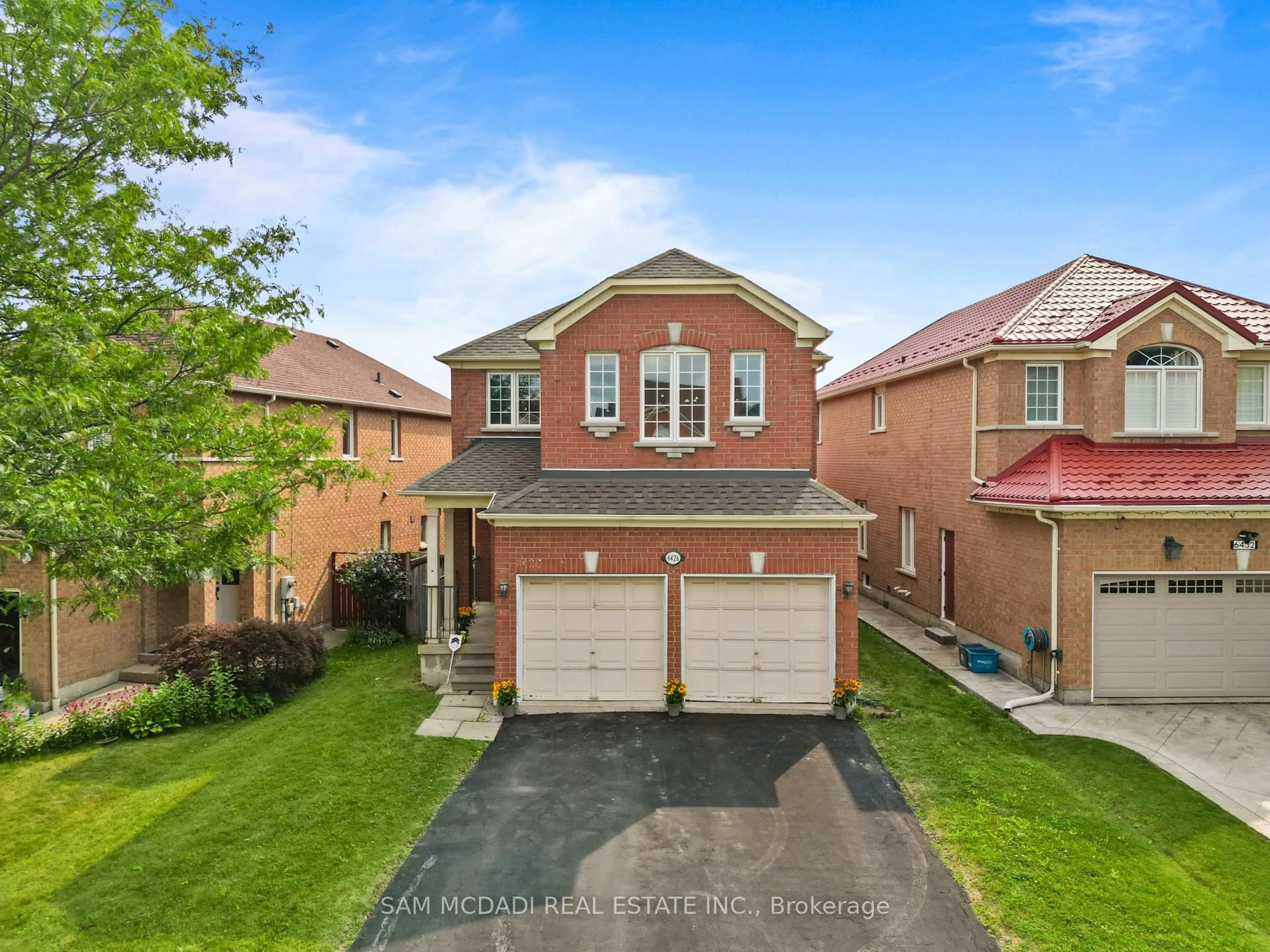 A pic from outside/outdoor area/front of a property/back of a property/a pic from drone, street for 6426 Valiant Hts, Mississauga Ontario L5W 1E2