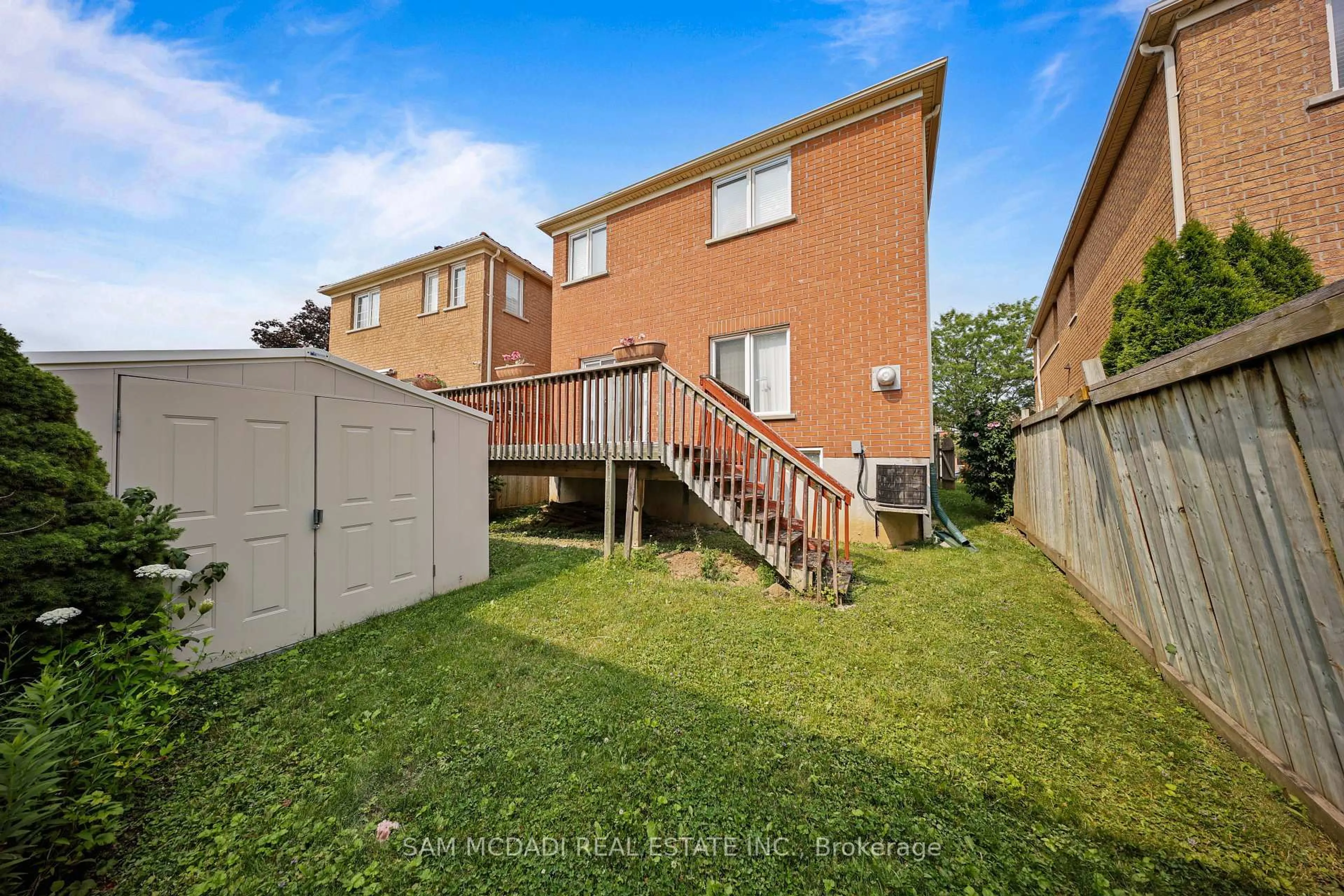 A pic from outside/outdoor area/front of a property/back of a property/a pic from drone, street for 6426 Valiant Hts, Mississauga Ontario L5W 1E2