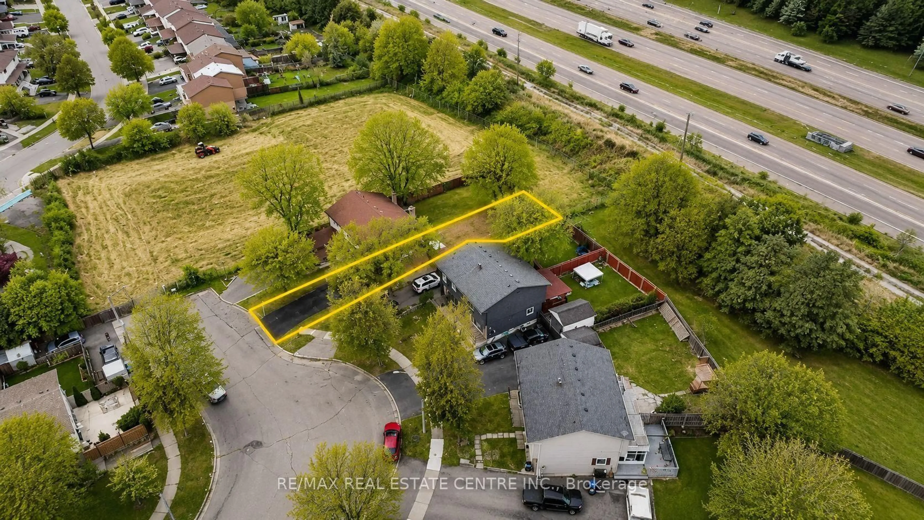 A pic from outside/outdoor area/front of a property/back of a property/a pic from drone, street for 62 Bramhall Circ, Brampton Ontario L6V 2G4