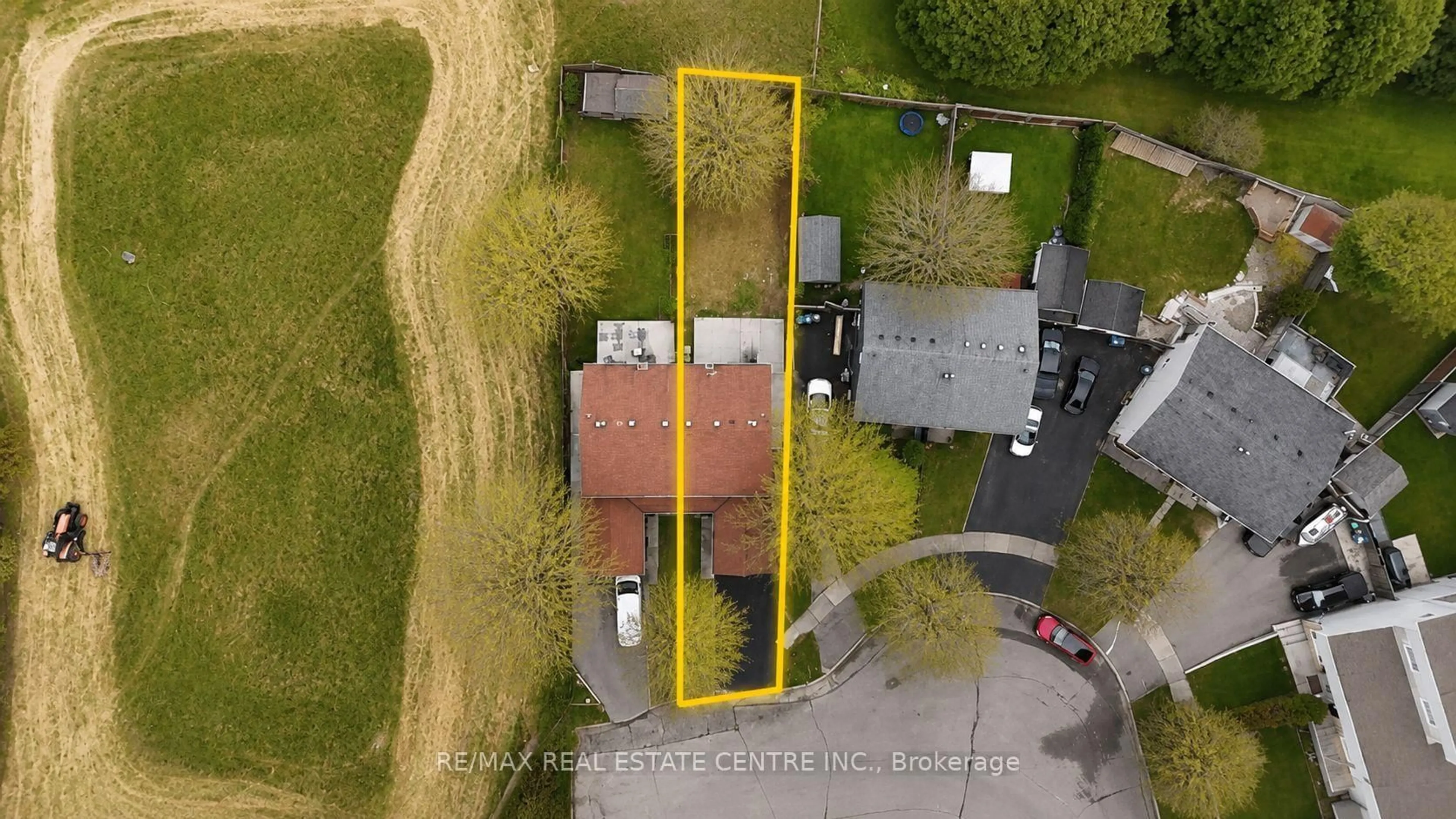 A pic from outside/outdoor area/front of a property/back of a property/a pic from drone, street for 62 Bramhall Circ, Brampton Ontario L6V 2G4