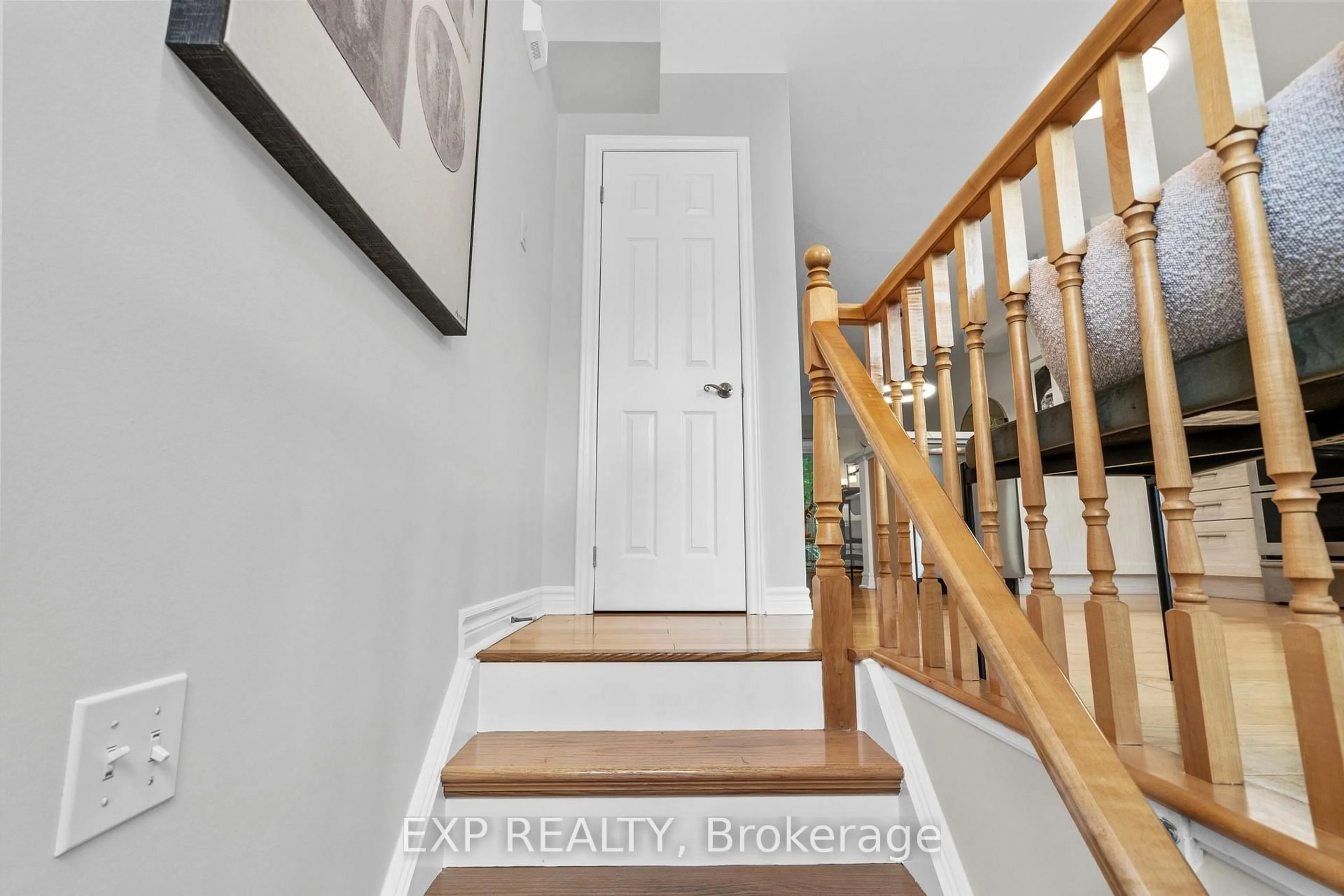 Indoor entryway for 3480 Upper Middle Rd #55, Burlington Ontario L7M 4R7