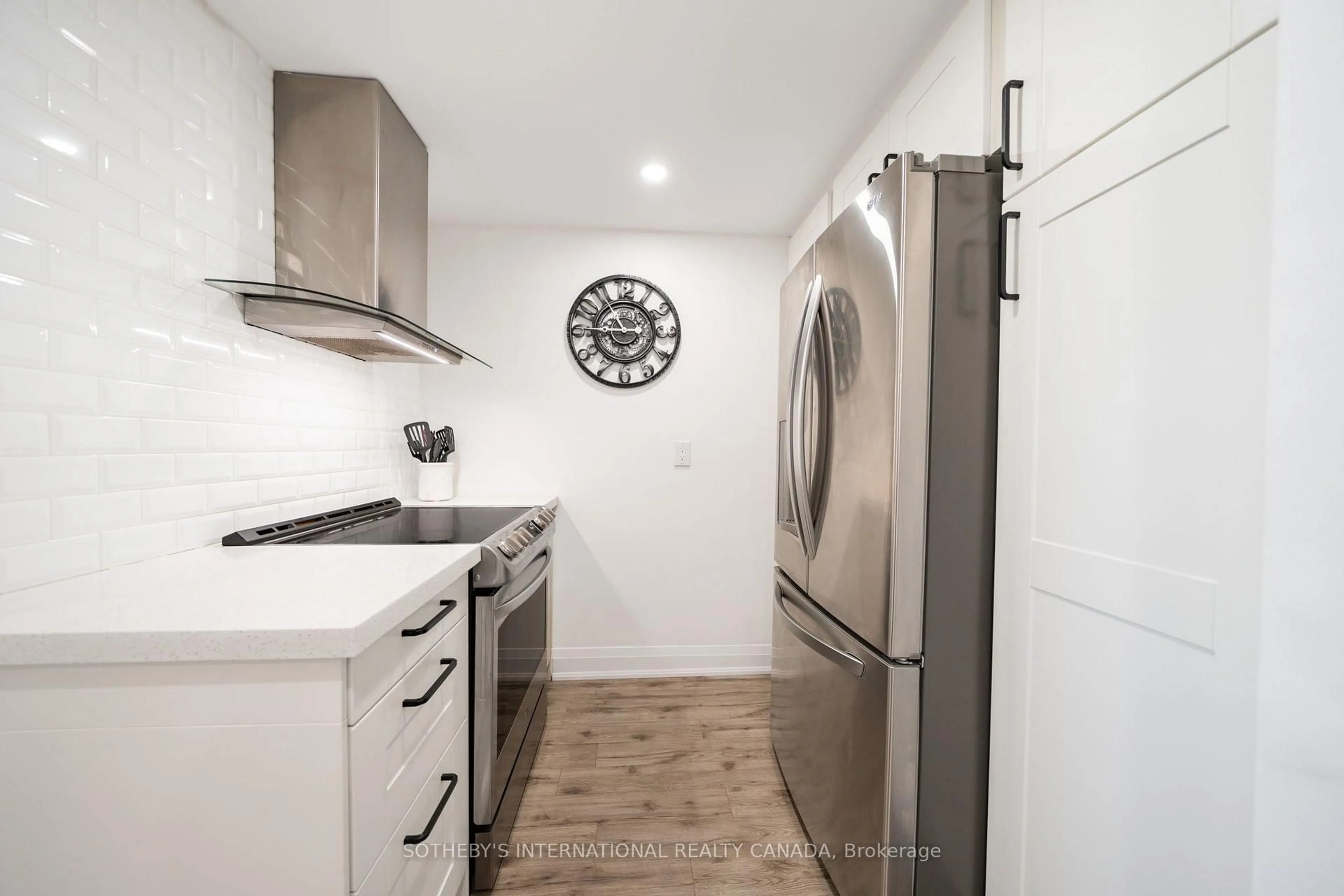 Standard kitchen, unknown for 812 Burnhamthorpe Rd #1110, Toronto Ontario M9C 4W1