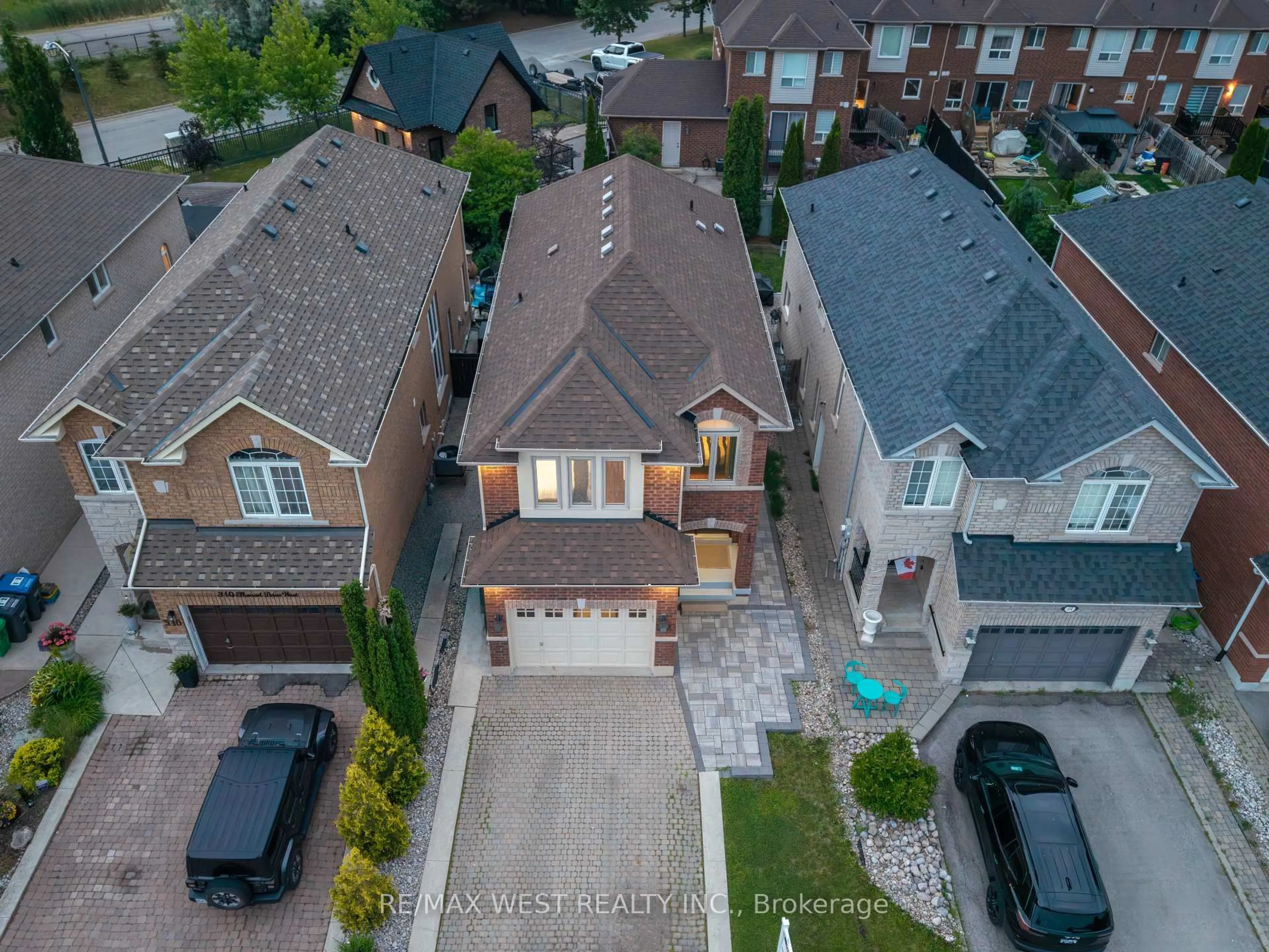 A pic from outside/outdoor area/front of a property/back of a property/a pic from drone, street for 312 Ellwood Dr, Caledon Ontario L7E 2G9