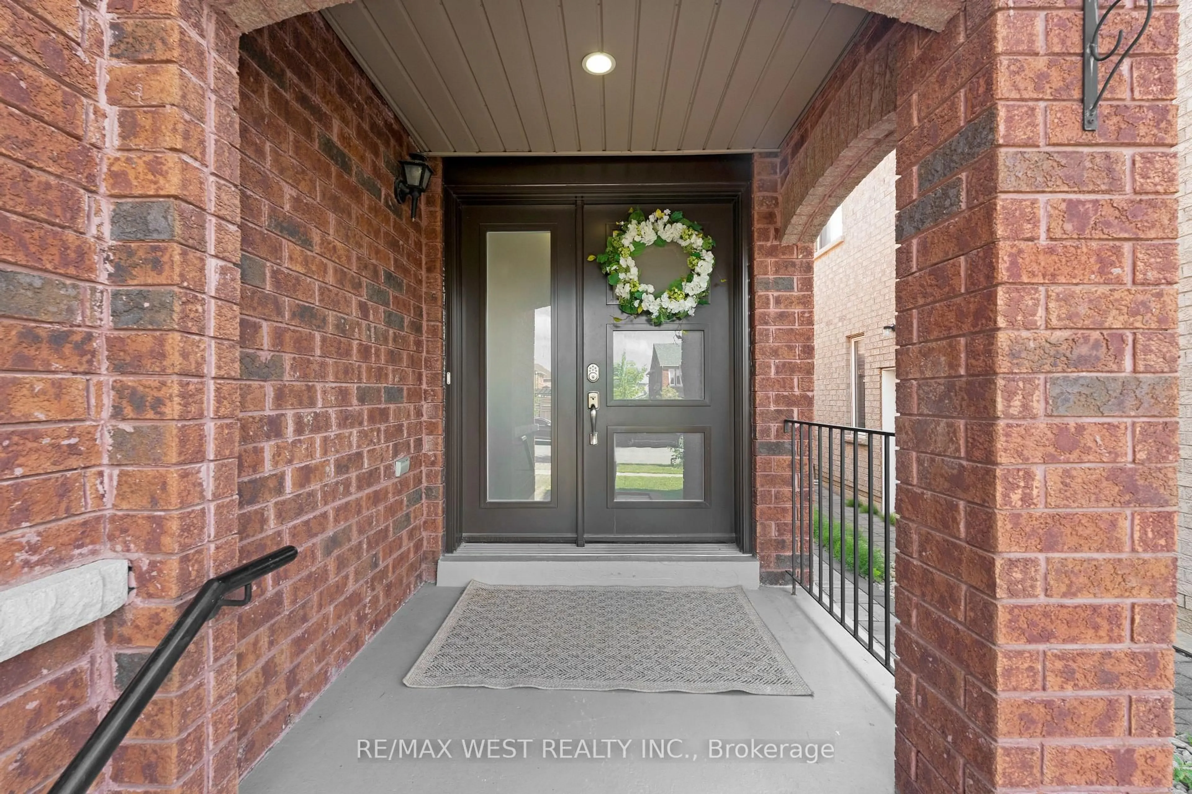 Indoor entryway for 312 Ellwood Dr, Caledon Ontario L7E 2G9