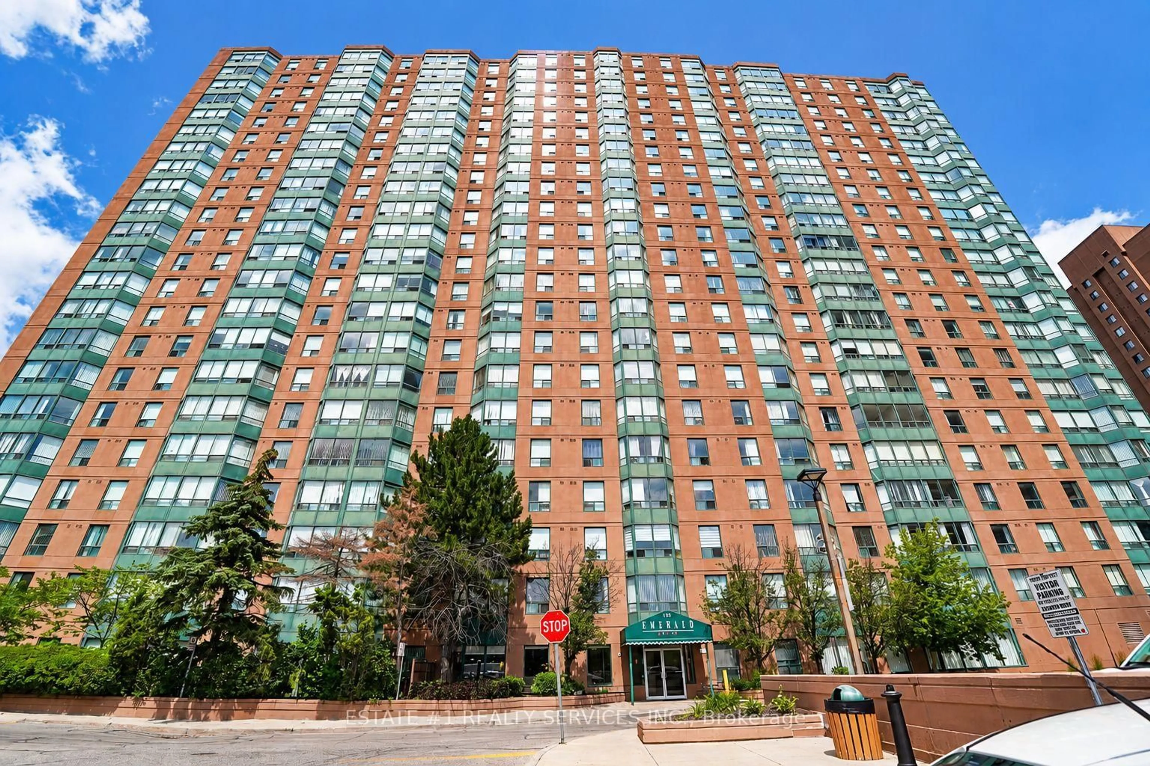 Patio, building for 135 Hillcrest Ave #904, Mississauga Ontario L5B 4B1