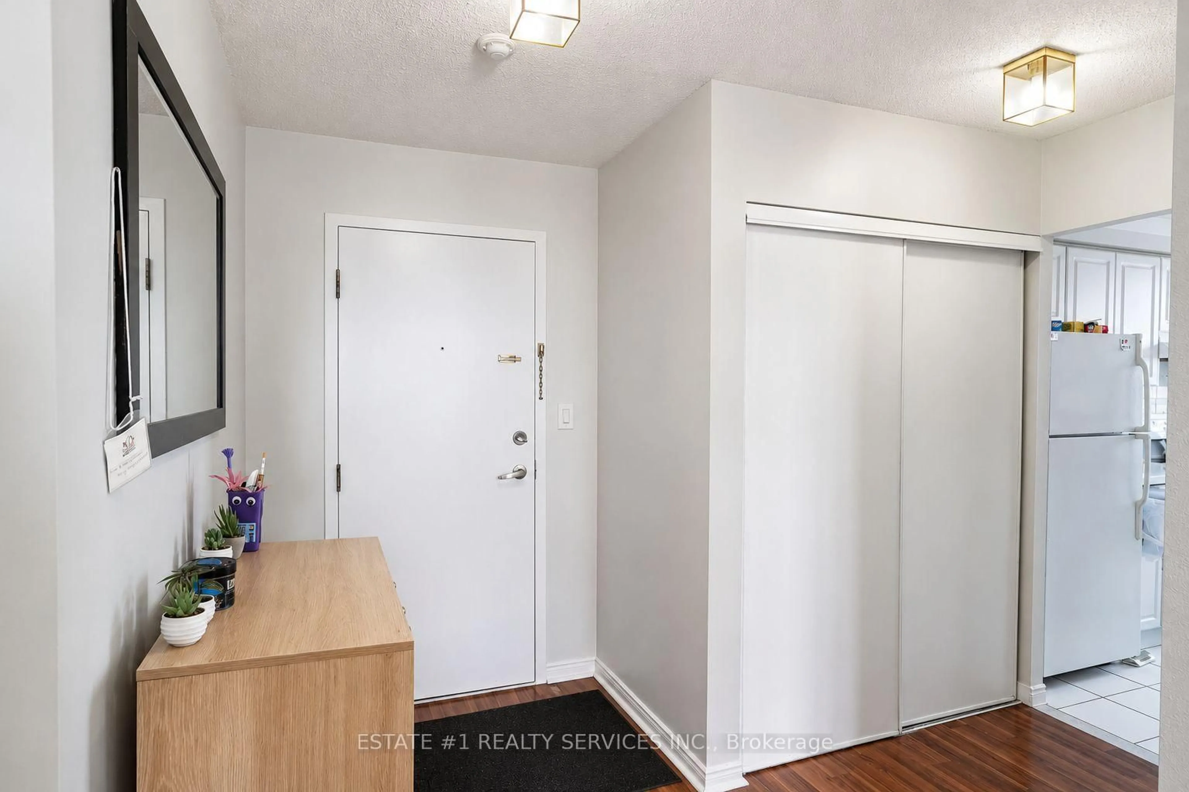 Indoor entryway for 135 Hillcrest Ave #904, Mississauga Ontario L5B 4B1