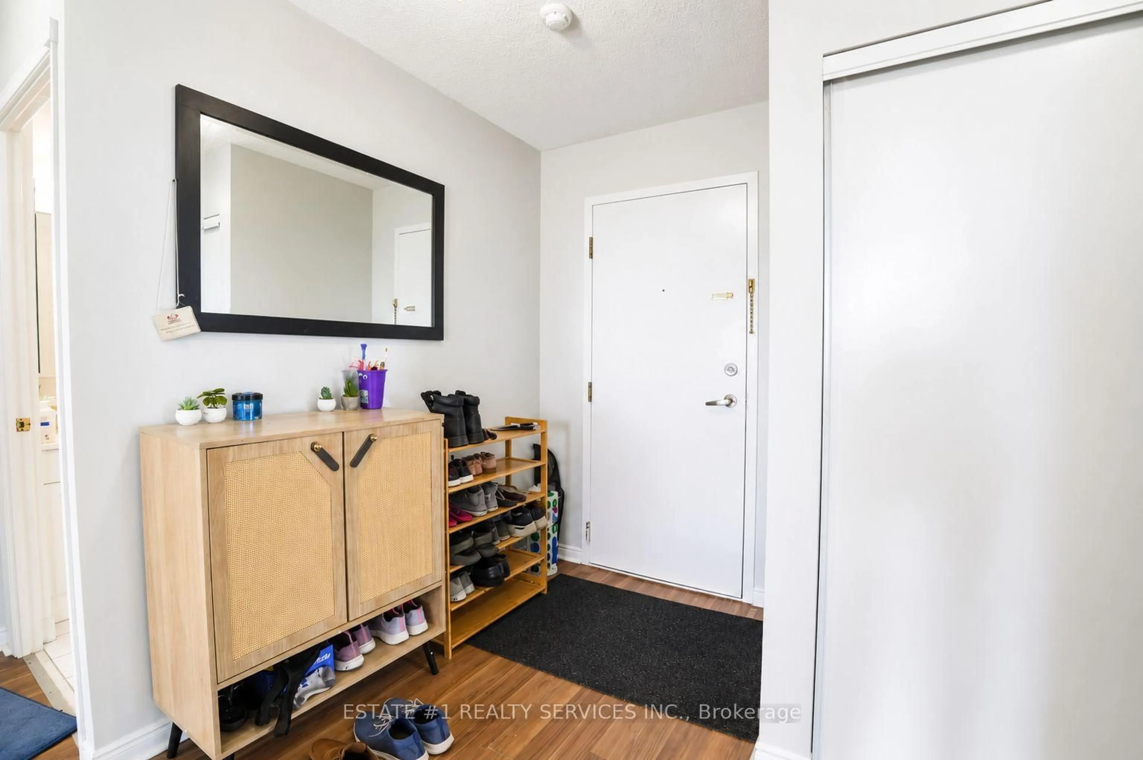 Indoor entryway for 135 Hillcrest Ave #904, Mississauga Ontario L5B 4B1