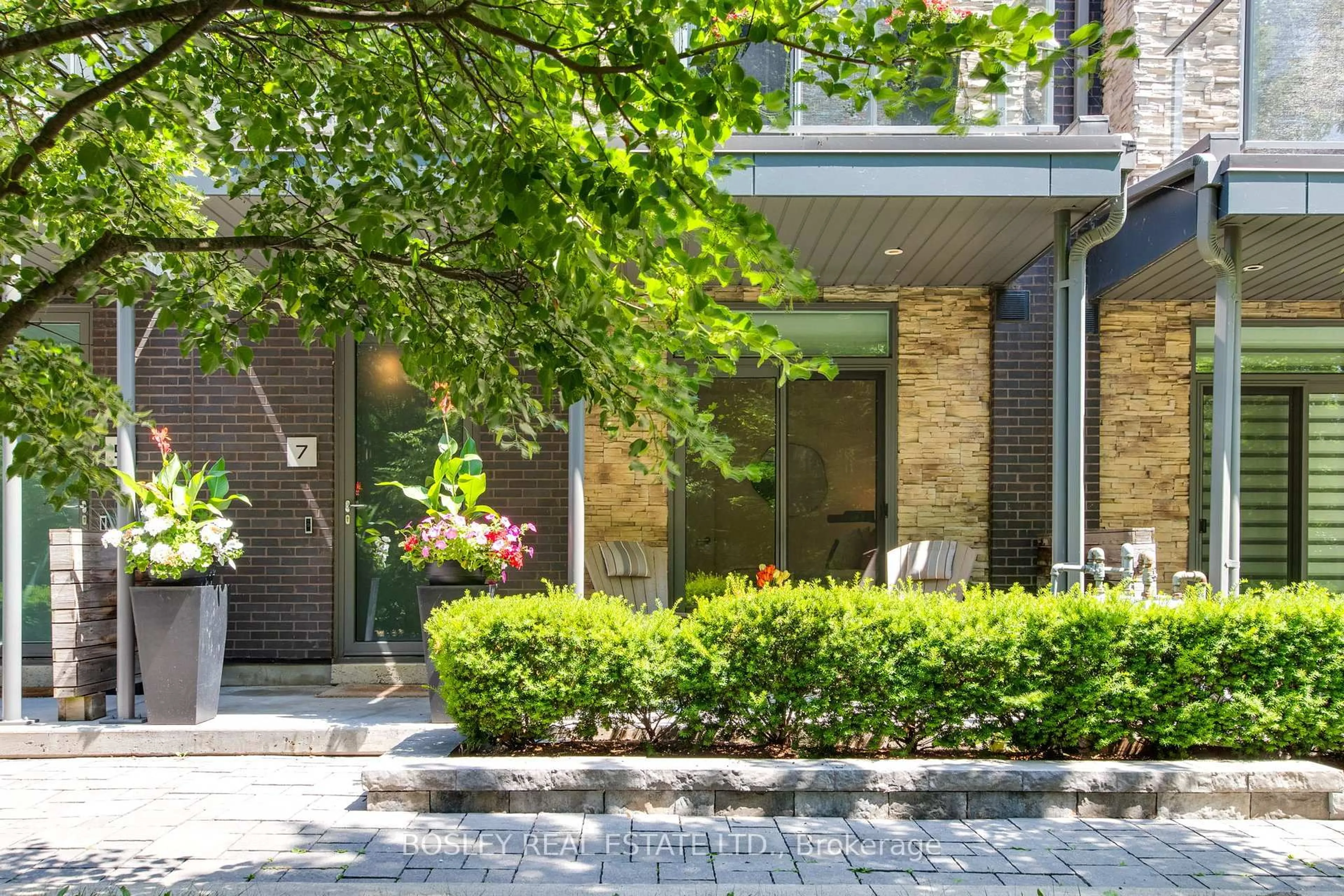 Home with brick exterior material, street for 7 Godfrey's Lane, Mississauga Ontario L5H 2T1