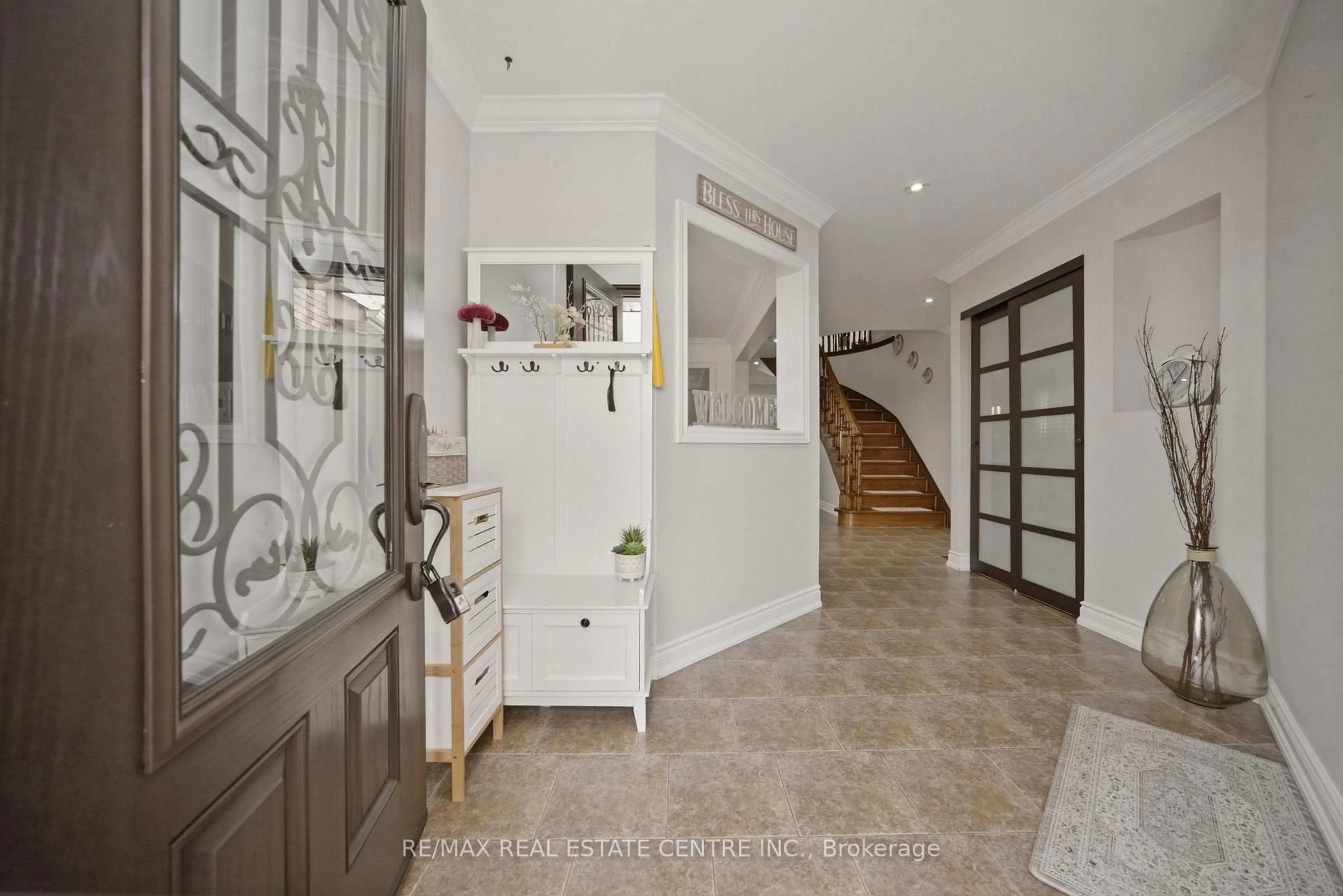 Indoor entryway for 49 Miller Dr, Halton Hills Ontario L7G 5P7