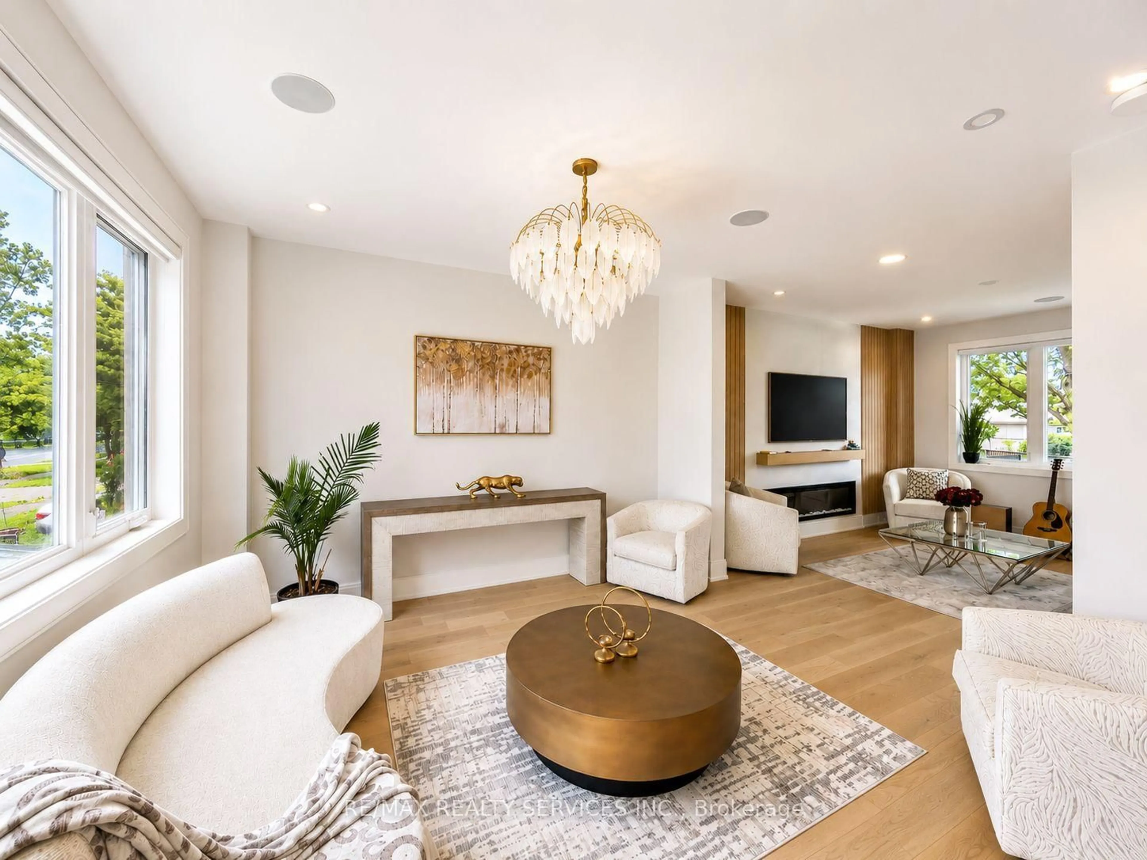 Living room with furniture, unknown for 519 Third Line, Oakville Ontario L6L 4A8