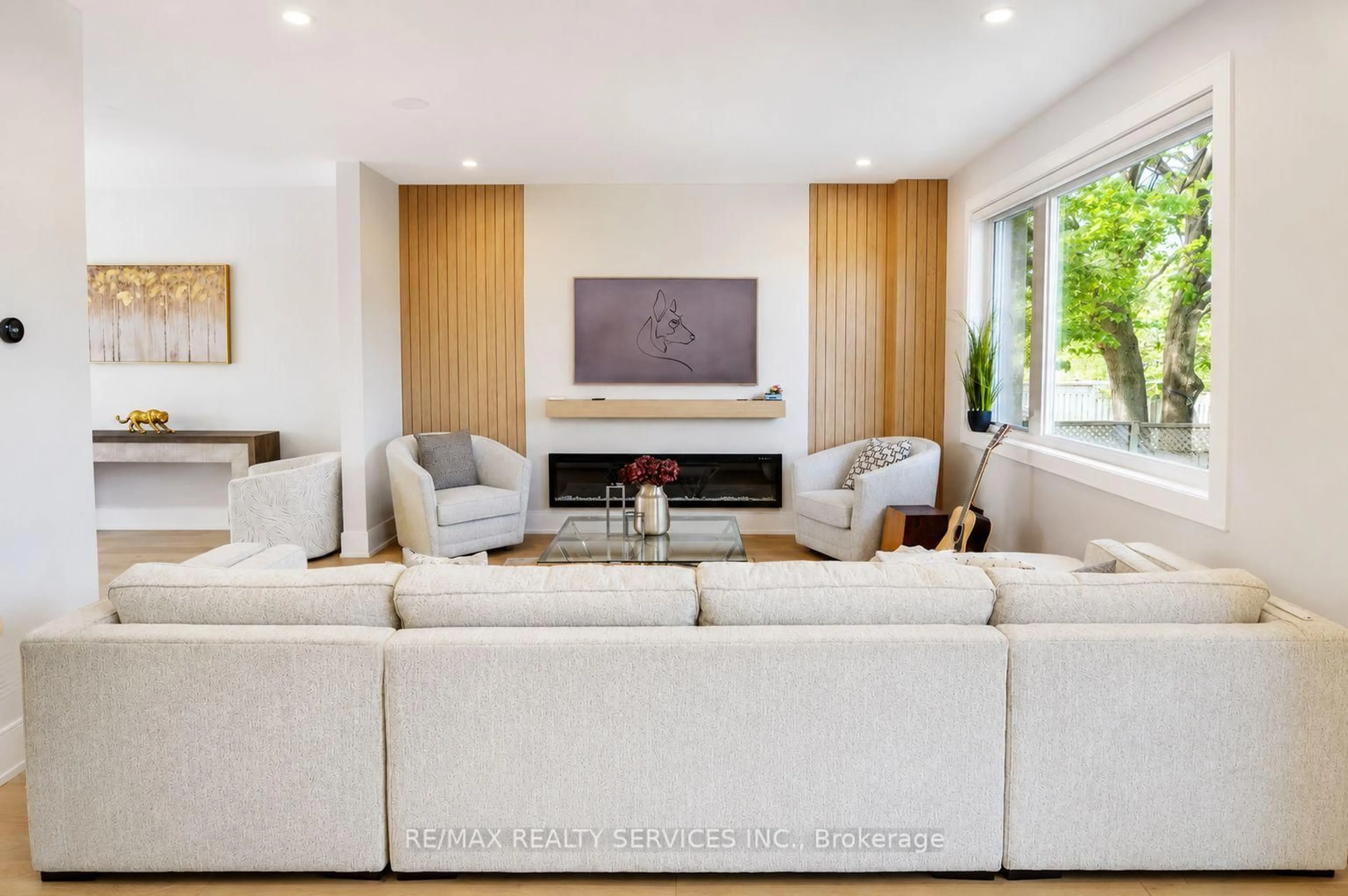 Living room with furniture, wood/laminate floor for 519 Third Line, Oakville Ontario L6L 4A8
