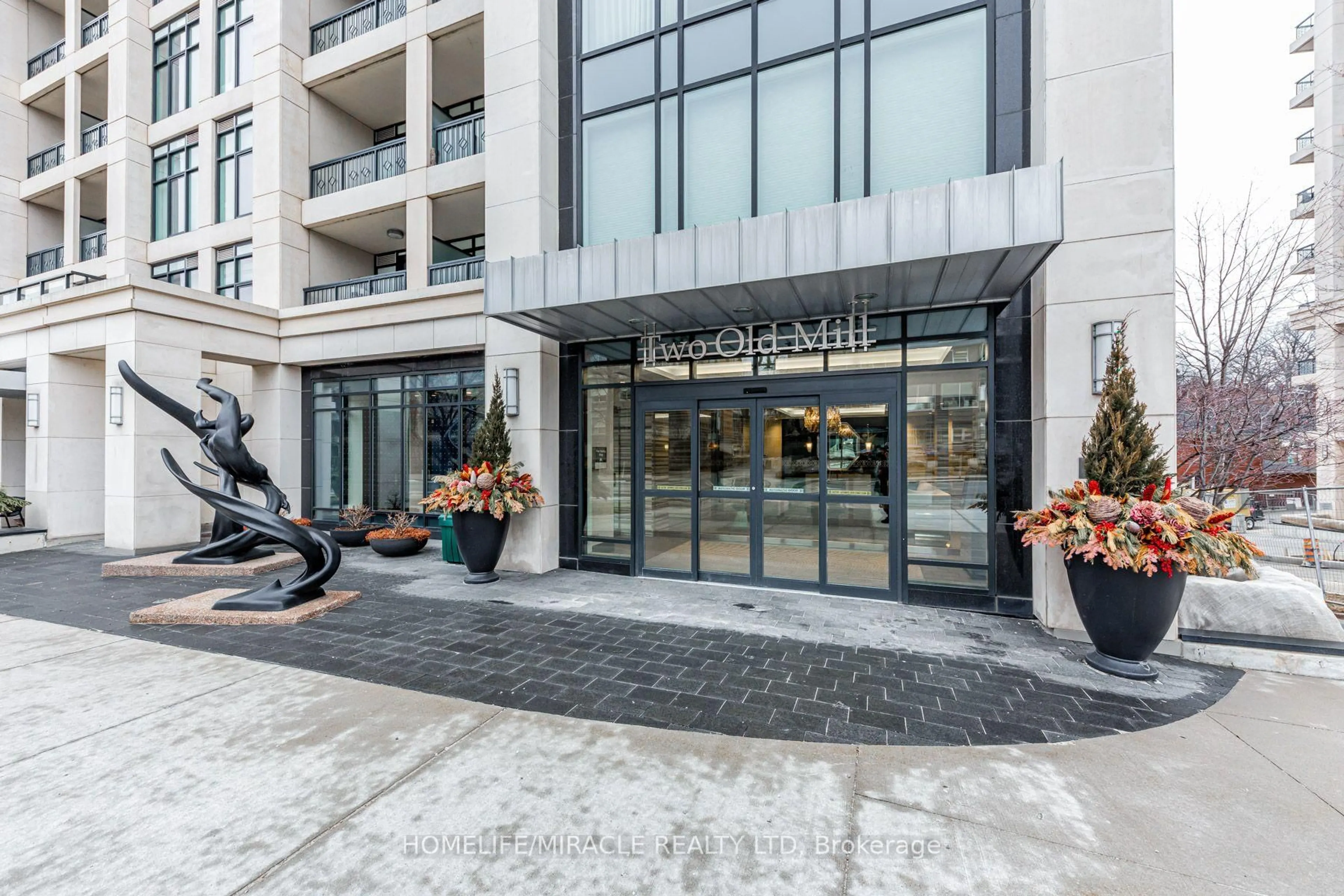 Indoor foyer for 2 Old Mill Dr #428, Toronto Ontario M6S 0A2