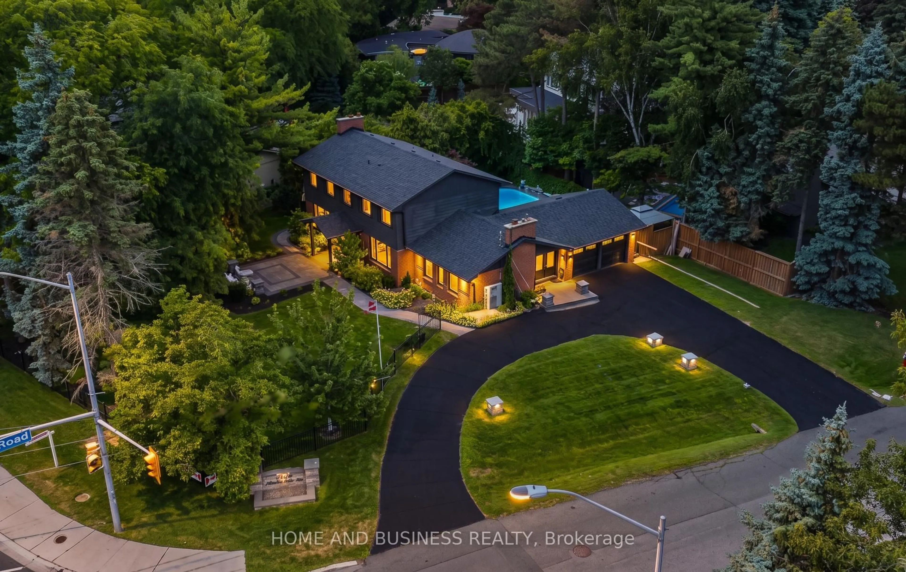 A pic from outside/outdoor area/front of a property/back of a property/a pic from drone, unknown for 1335 Mississauga Rd, Mississauga Ontario L5H 2J3