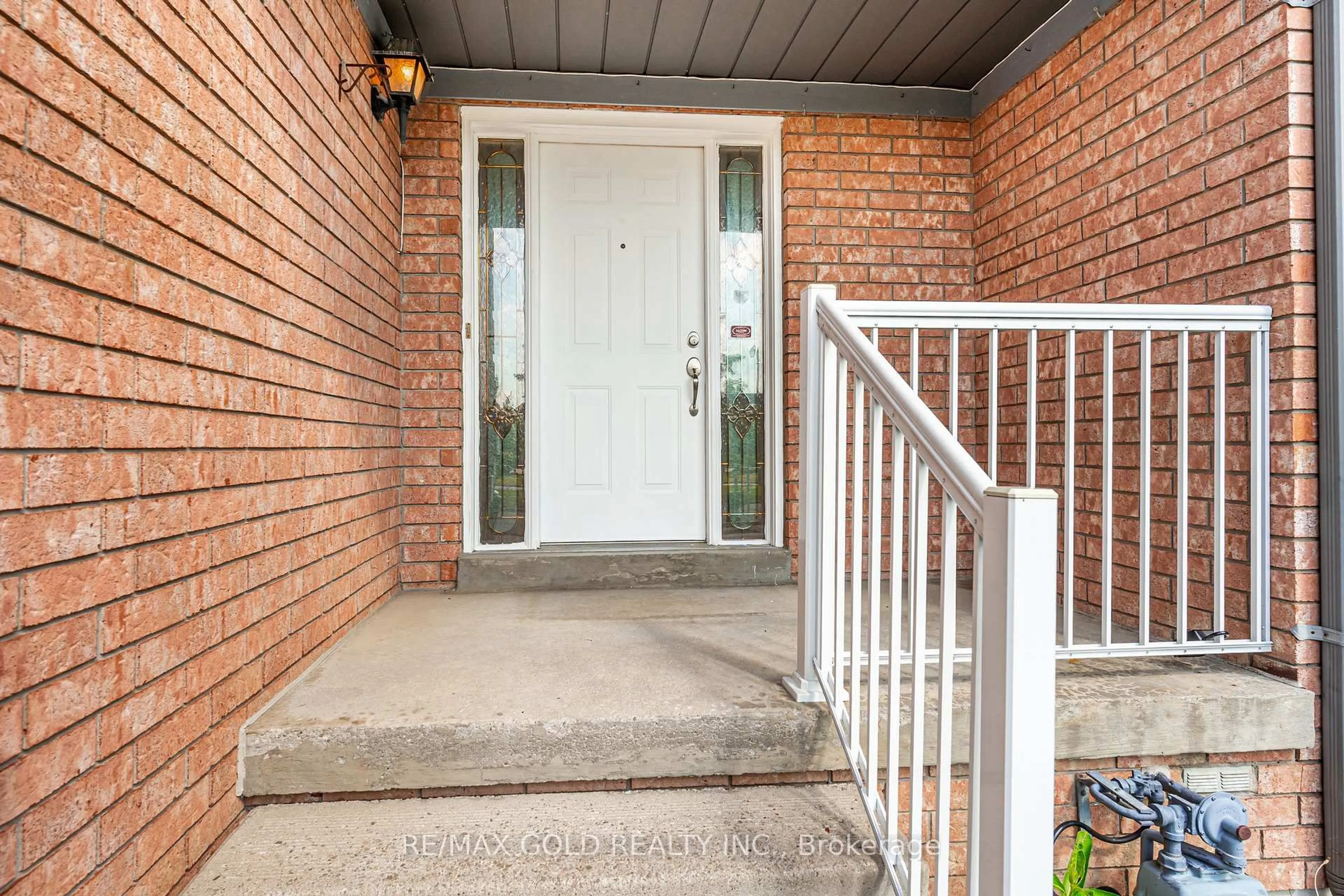 Indoor entryway for 98 Sahara Tr, Brampton Ontario L6R 1P4