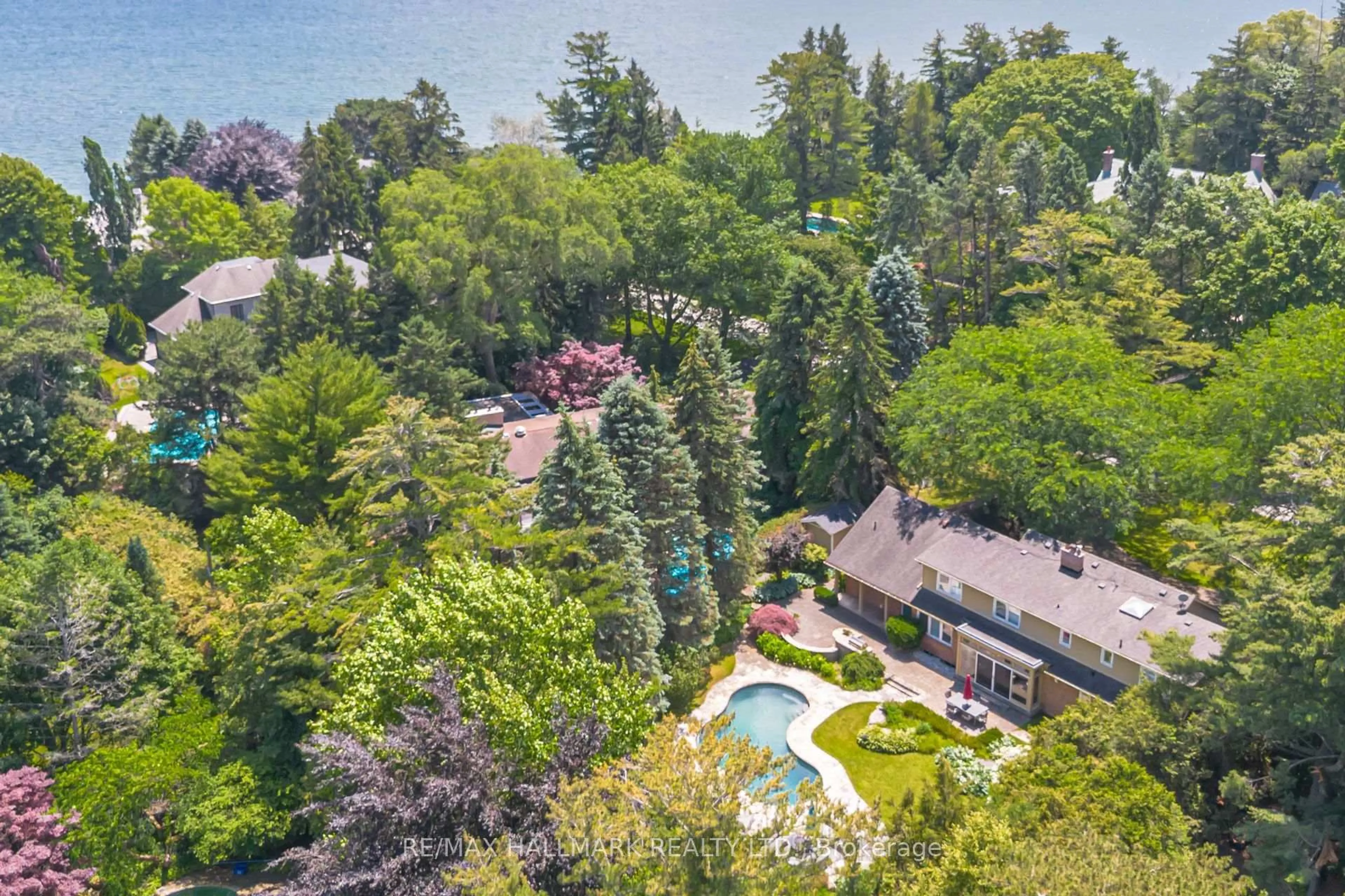 A pic from outside/outdoor area/front of a property/back of a property/a pic from drone, water/lake/river/ocean view for 75 Arbour Dr, Oakville Ontario L6J 4Y6