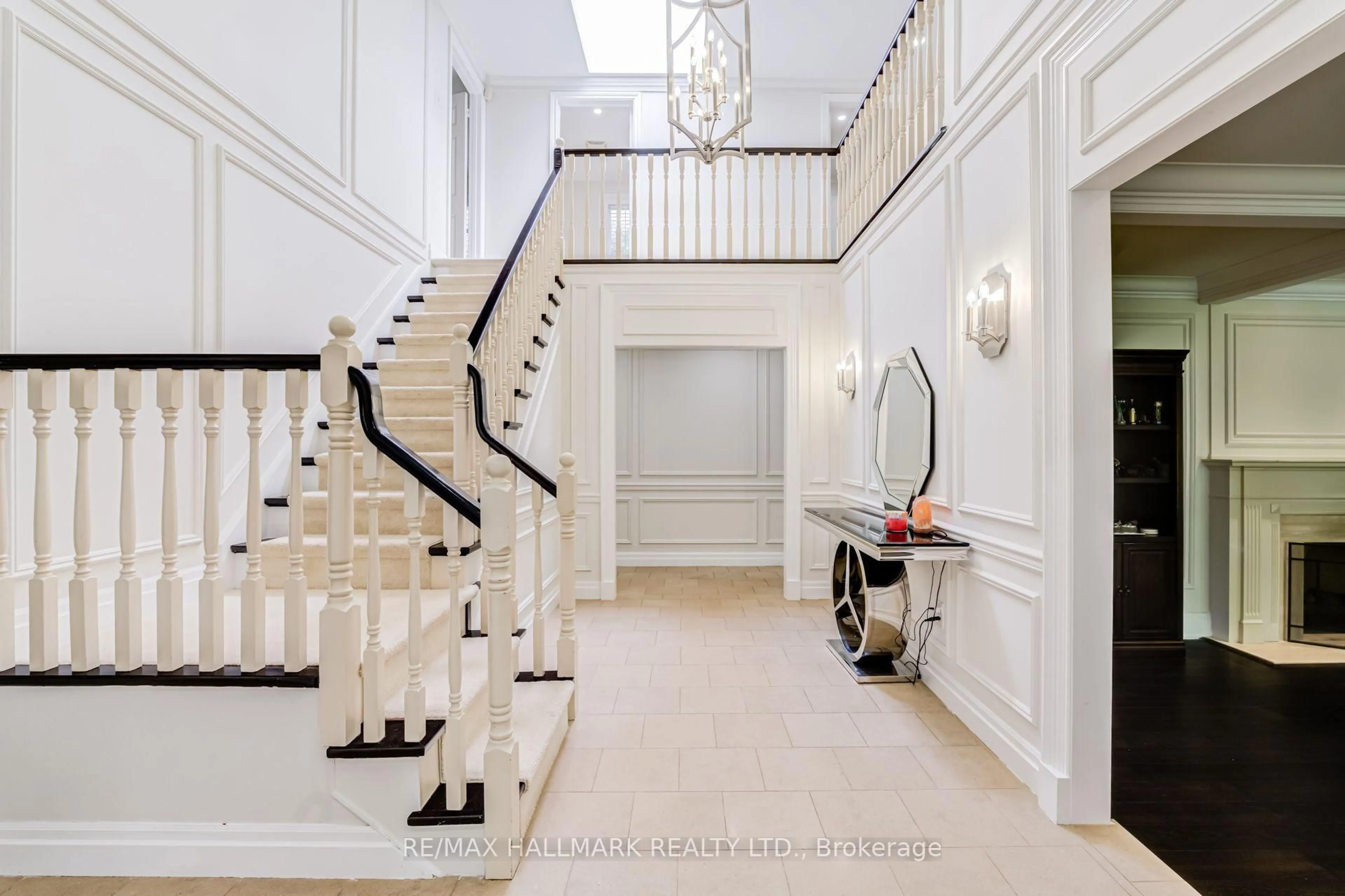Indoor foyer for 75 Arbour Dr, Oakville Ontario L6J 4Y6
