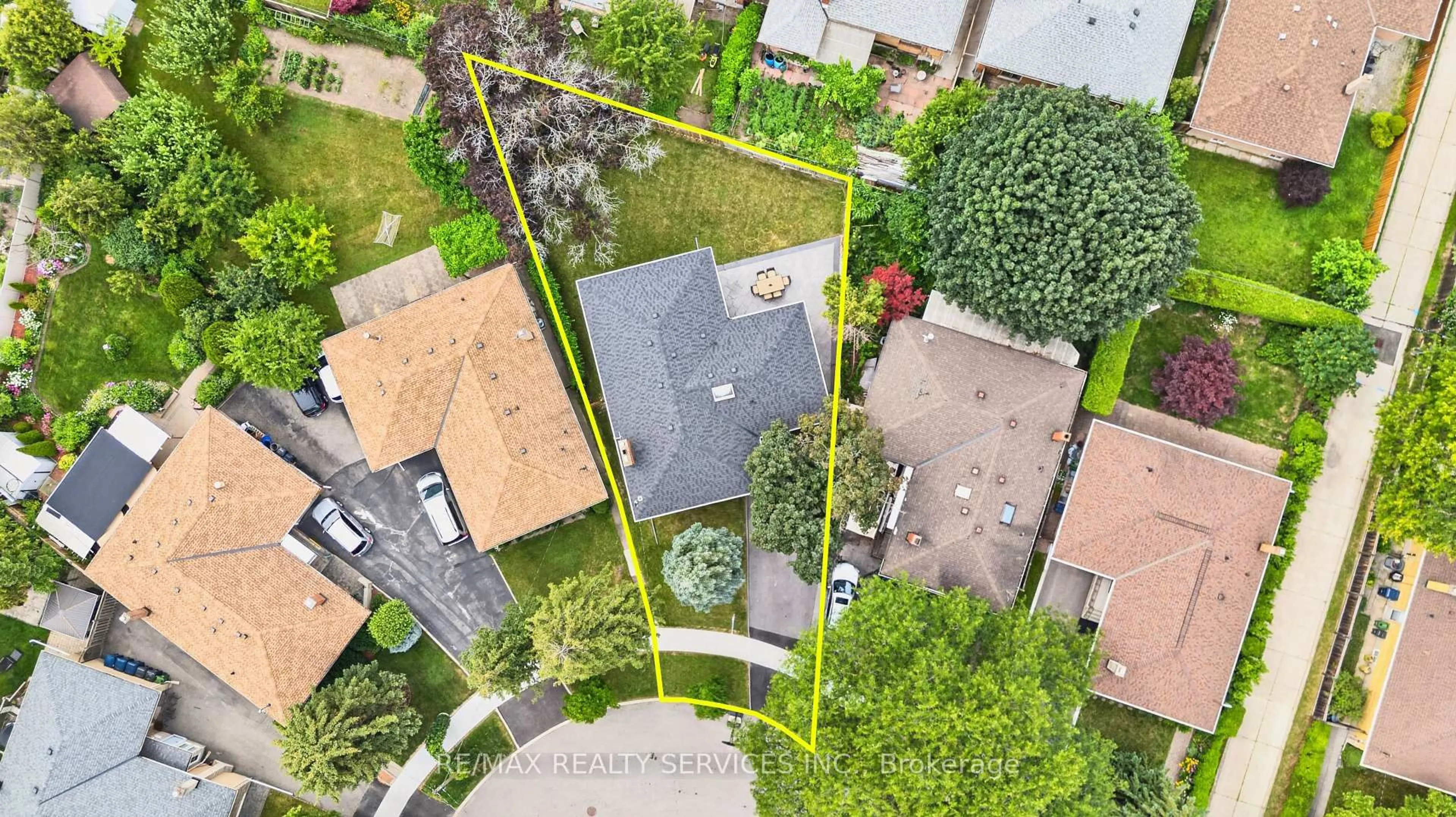 A pic from outside/outdoor area/front of a property/back of a property/a pic from drone, street for 18 Spencely Crt, Toronto Ontario M9P 1N5